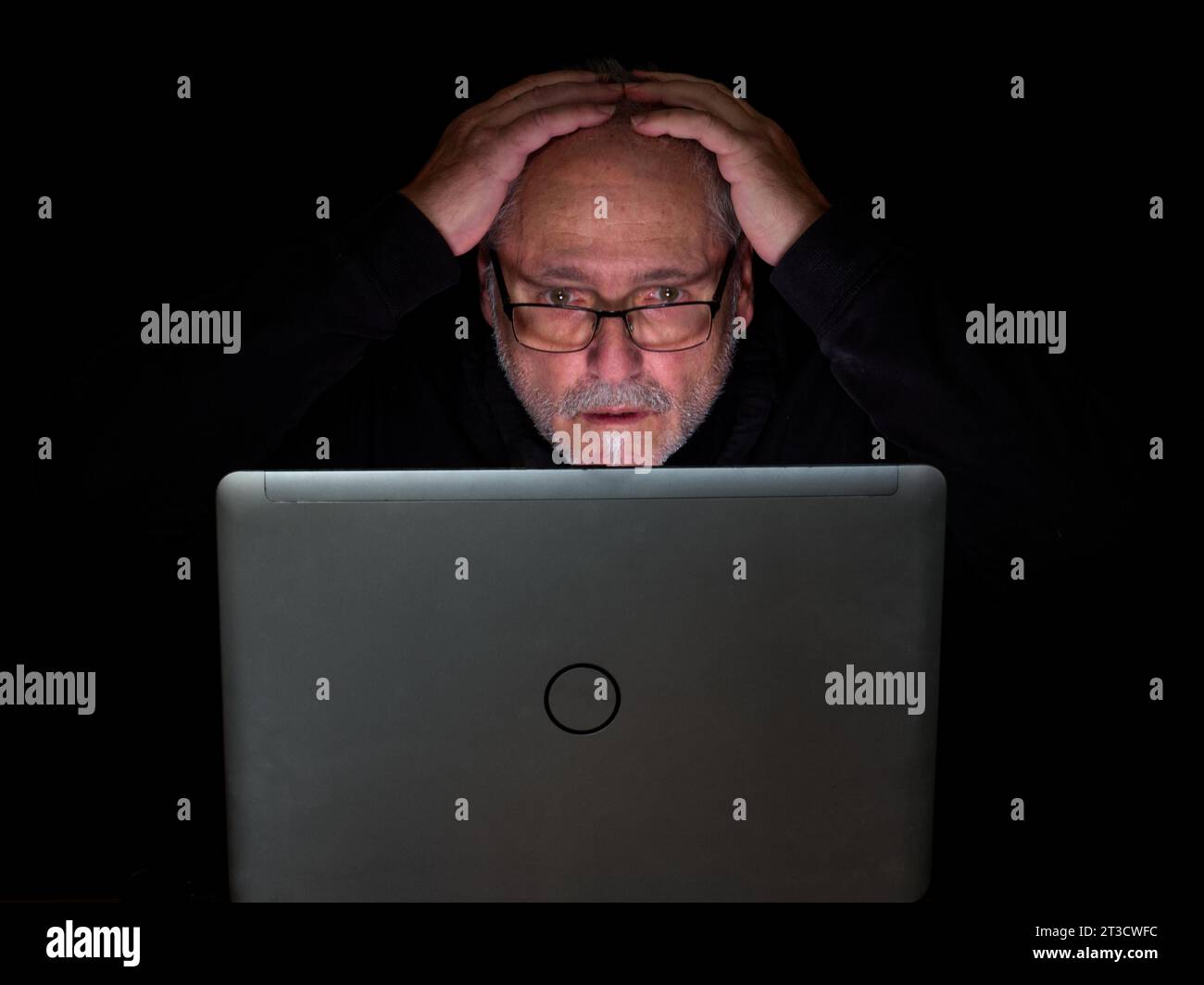 L'homme devant le cahier lit les dernières nouvelles et jette ses mains dans l'horreur Banque D'Images