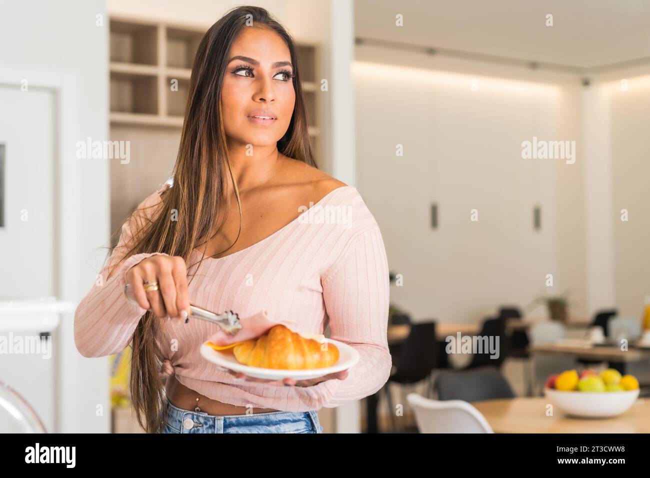 Femme de beauté prenant le petit déjeuner dans un buffet à volonté dans un hôtel Banque D'Images