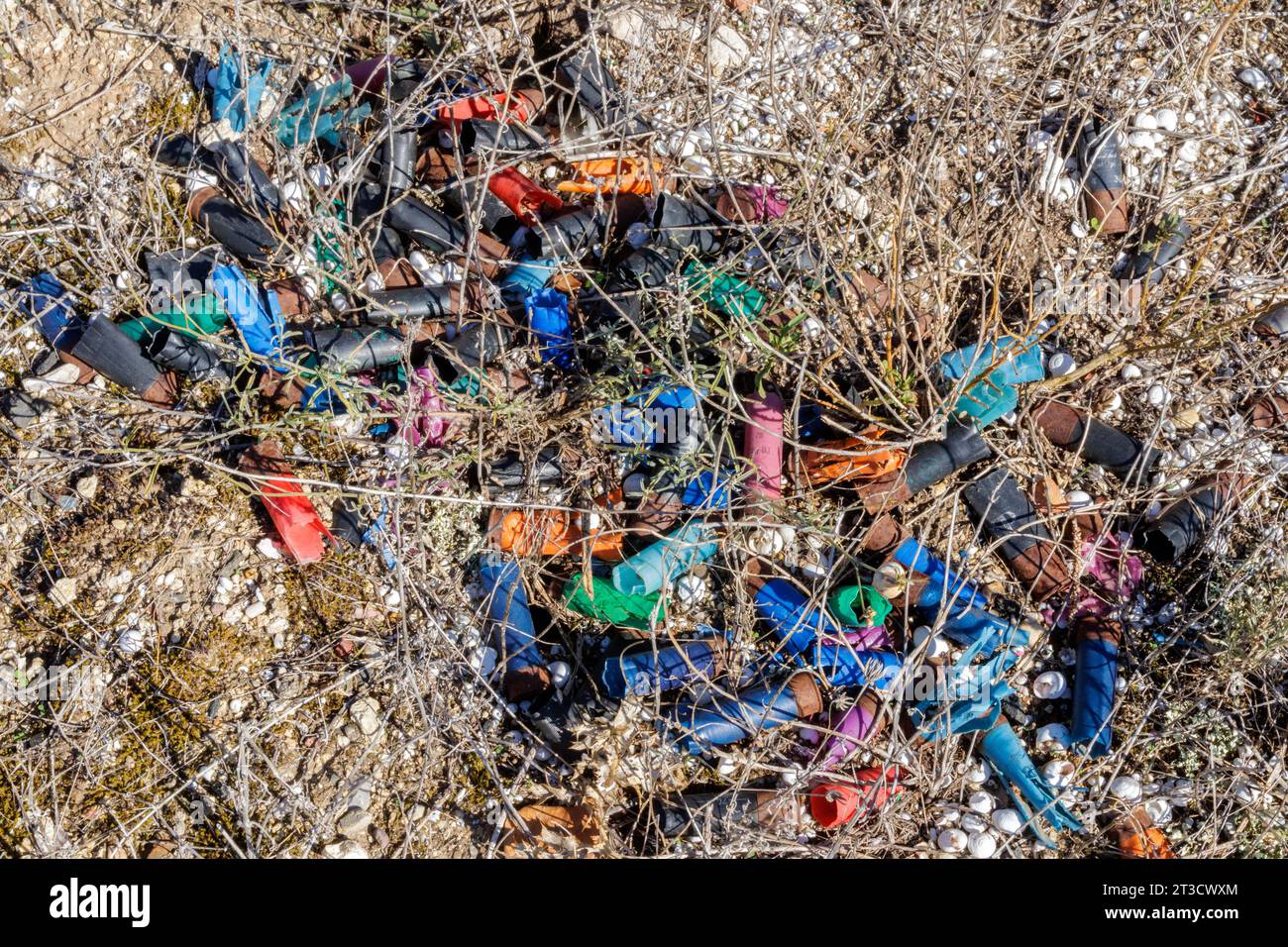 Cartouches de chasse abandonnées dans la nature par les chasseurs. Béziers, Occitanie, France Banque D'Images