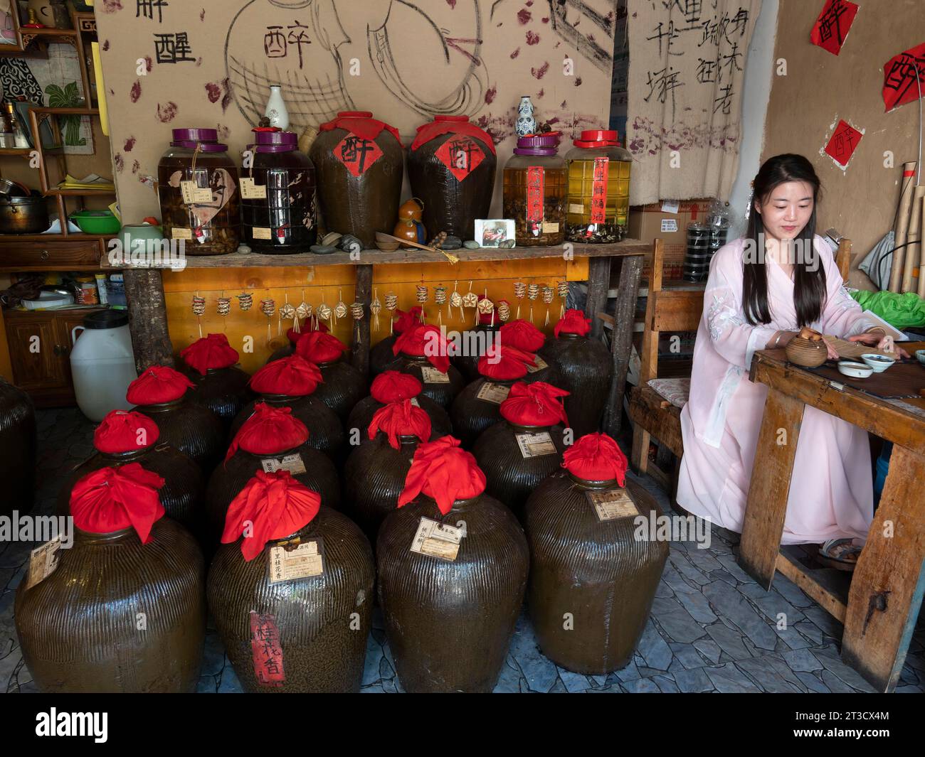 Boutique de vin avec des récipients en céramique, cuisine traditionnelle chinoise, vieille ville de Dali, Yunnan, Chine Banque D'Images