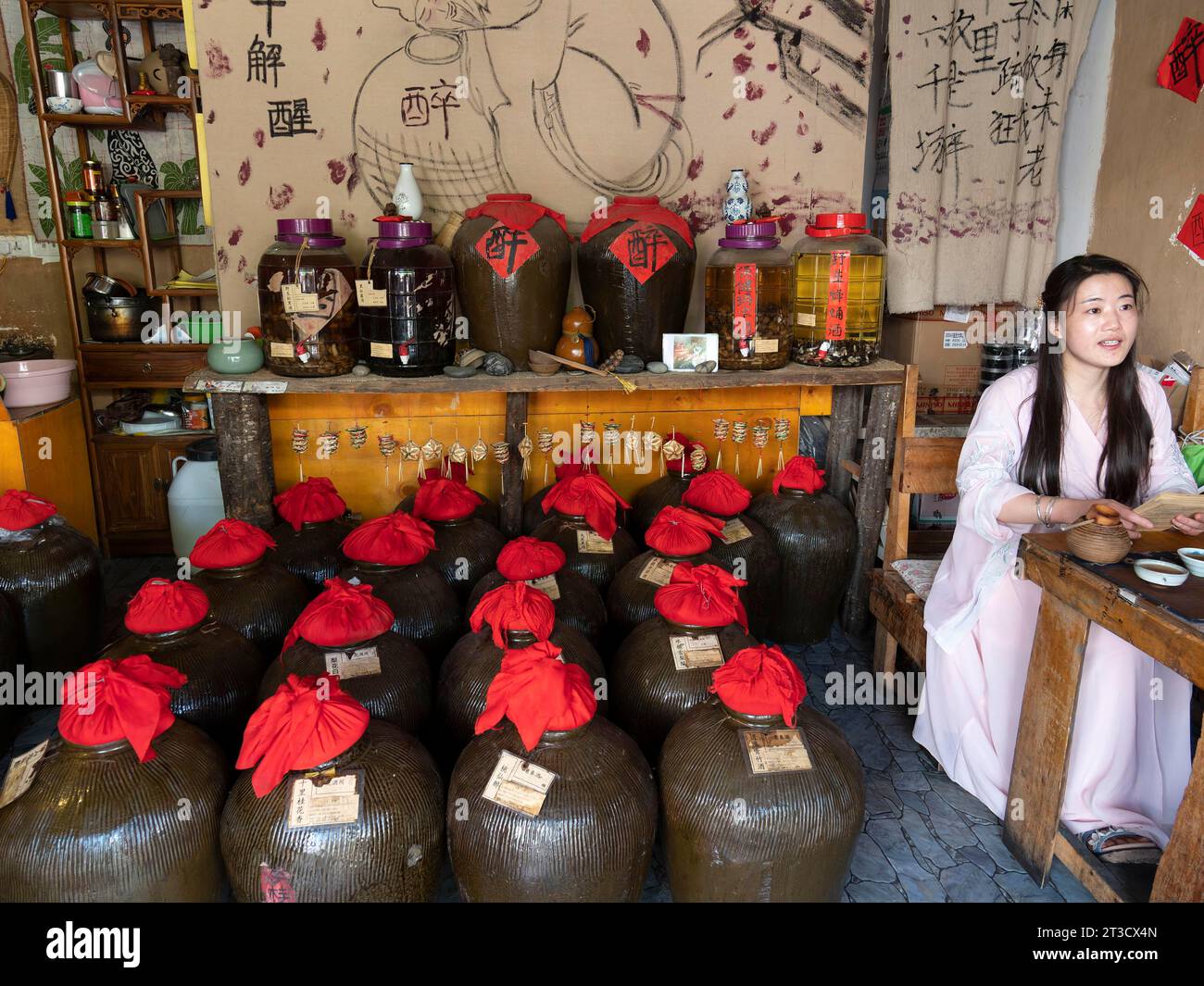 Boutique de vin avec des récipients en céramique, cuisine traditionnelle chinoise, vieille ville de Dali, Yunnan, Chine Banque D'Images