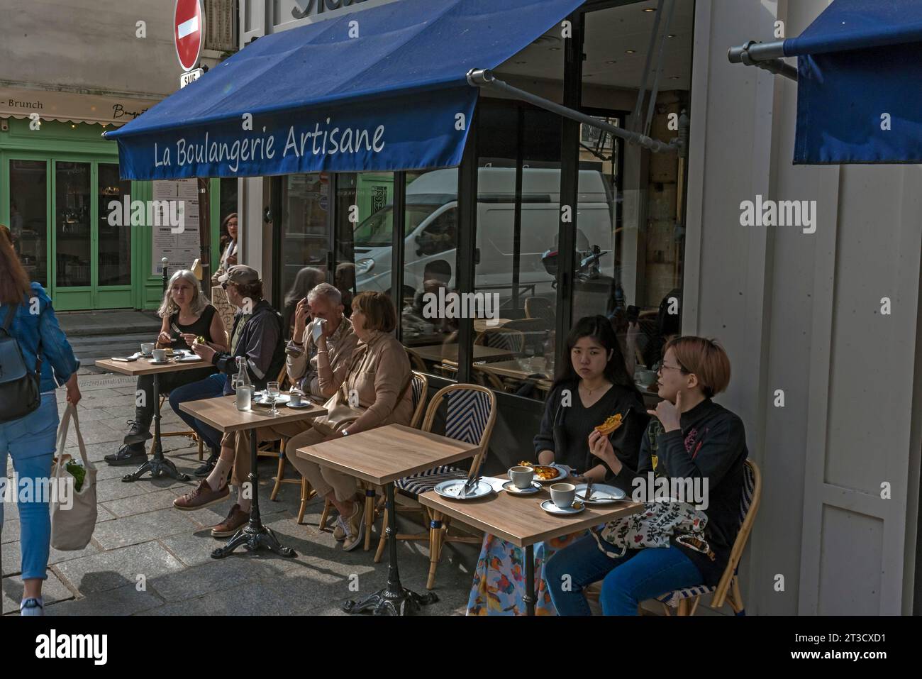 Touristes dans un petit café de rue, Paris, France Banque D'Images
