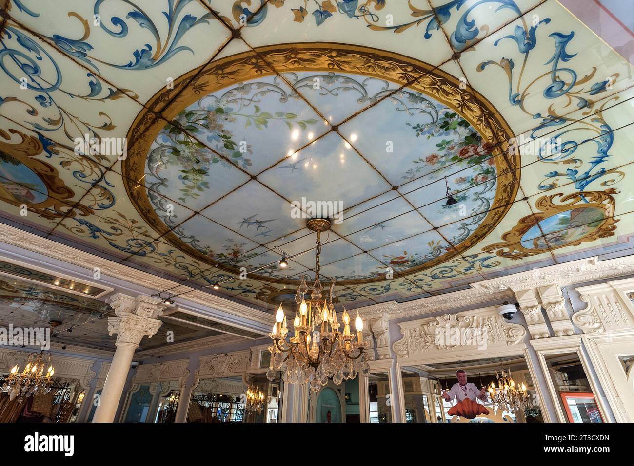 Plafond avec vitraux dans une boulangerie et pâtisserie française traditionnelle, Paris, France Banque D'Images