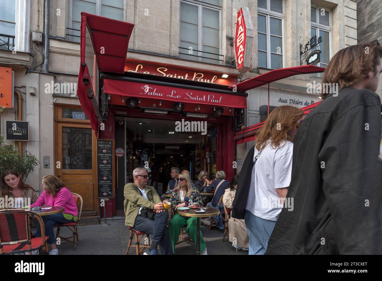 Petit café de rue bien fréquenté, Paris, France Banque D'Images
