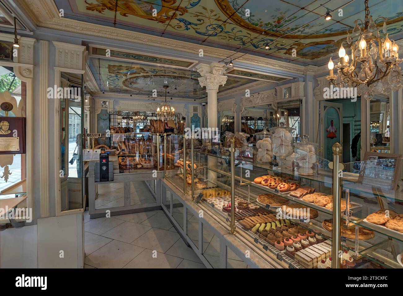 Salle de vente d'une boulangerie et pâtisserie française traditionnelle, Paris, France Banque D'Images