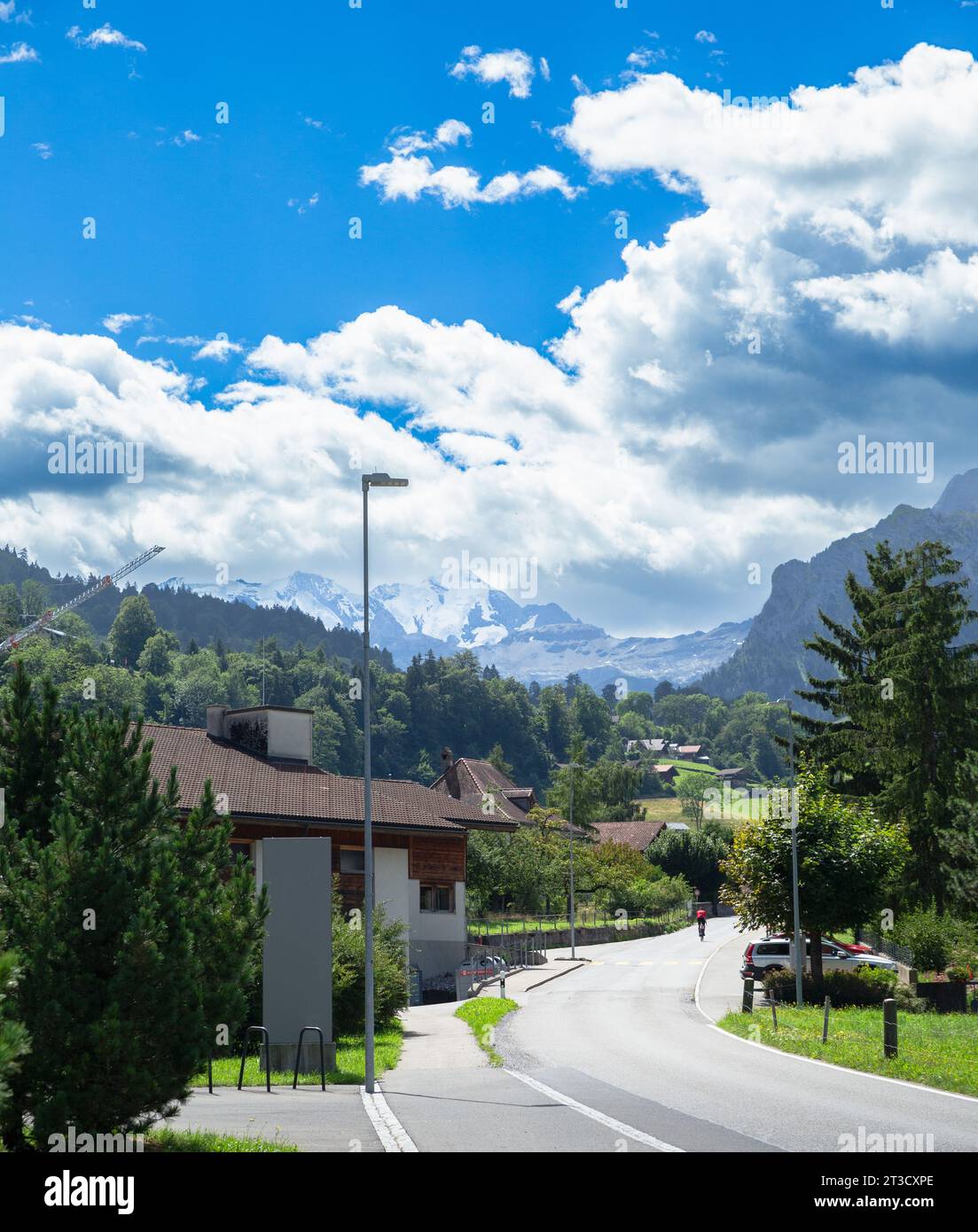 Une route traverse la vallée des Alpes avec pic de neige en arrière-plan à Kandersteg, Suisse Banque D'Images