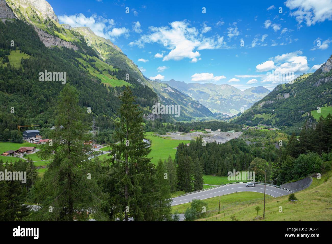 Une vue aérienne d'une montagne pittoresque et d'une route dans les Alpes, Kandersteg, Suisse Banque D'Images
