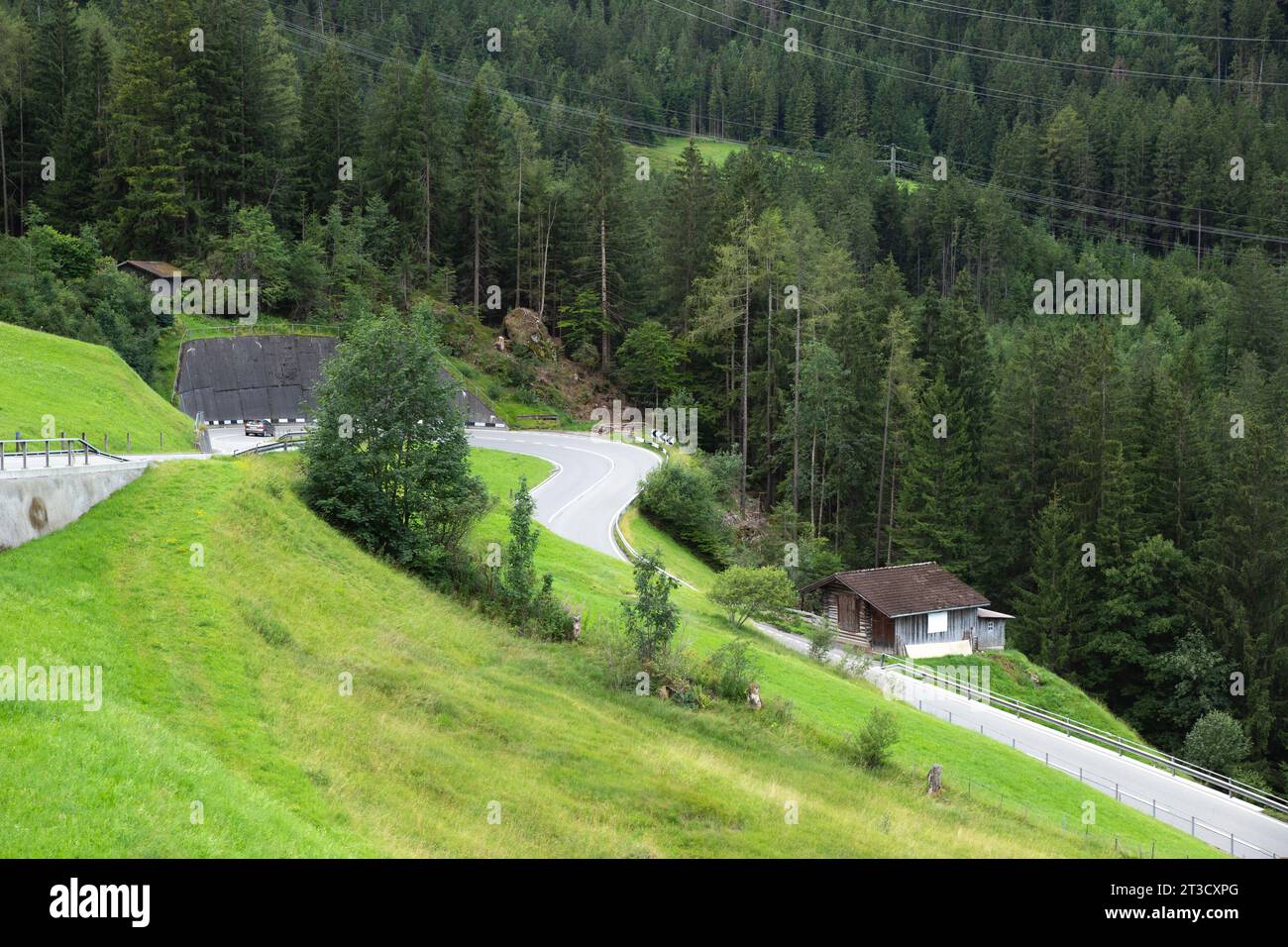 Une vue aérienne d'une route de montagne pittoresque dans la forêt des Alpes, Kandersteg, Suisse Banque D'Images