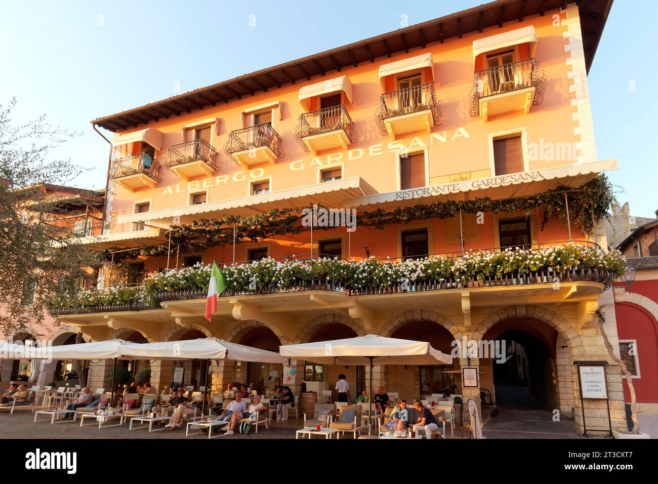 Hôtel traditionnel Gardesana avec terrasse restaurant, bâtiment historique, lumière du soir, Piazza Calderini, Torri del Benaco, rive est du lac de Garde Banque D'Images
