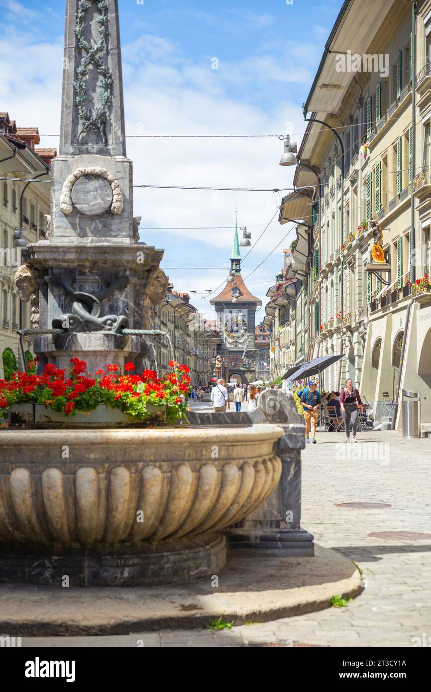 De la fontaine à Käfigturm dans la rue Marktgasse, Berne, Suisse Banque D'Images