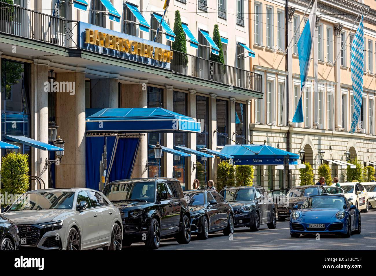 Hôtel Bayerischer Hof avec Palais Montgelas, luxe, lieu de la Munich Security Conference, MSC, voiture de sport Porsche 911 Carrera Cabriolet 991 Banque D'Images