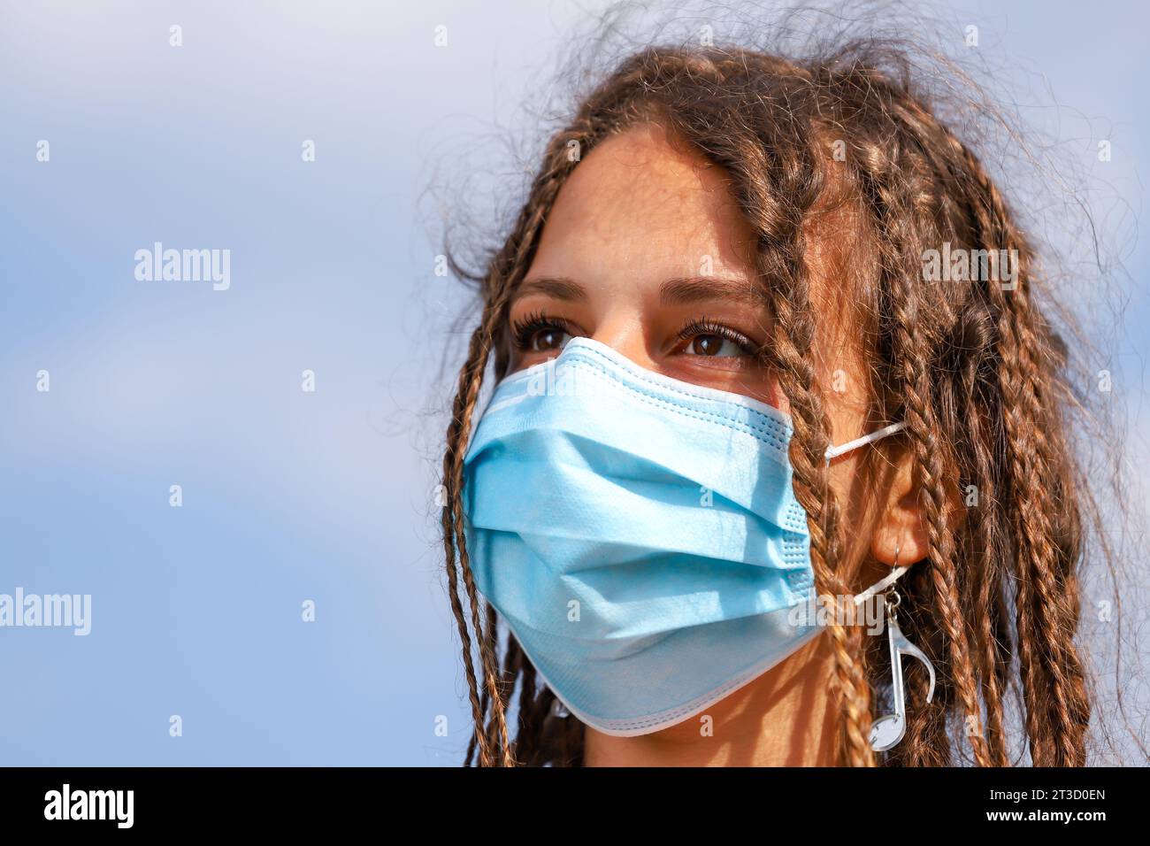 une femme avec un masque facial sur son visage. pandémie de coronavirus Banque D'Images