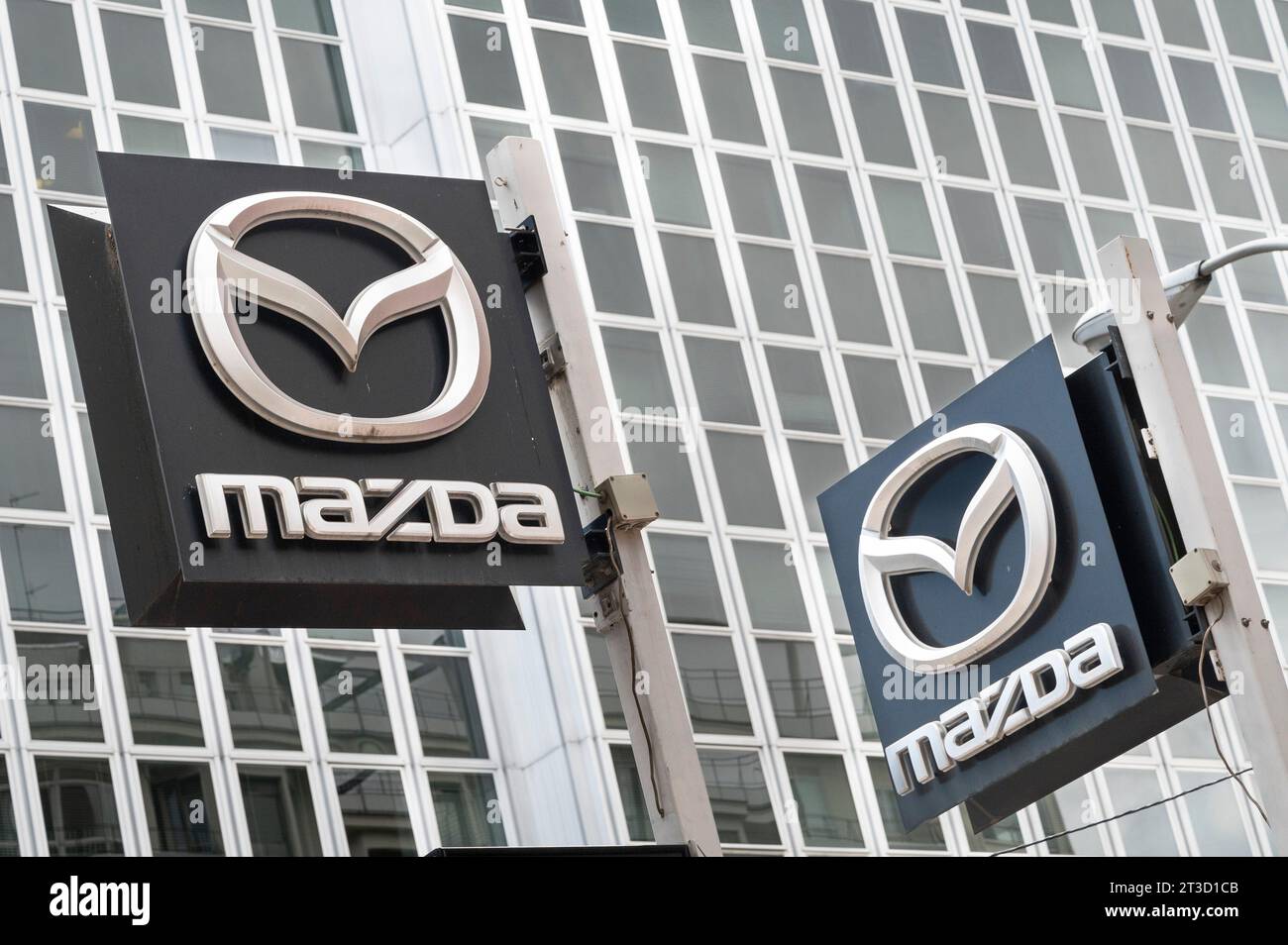 Madrid, Espagne. 16 octobre 2023. Logo Mazda Motor du constructeur automobile multinational japonais vu à l'extérieur d'un magasin officiel de concessionnaire automobile autorisé en Espagne. (Image de crédit : © Xavi Lopez/SOPA Images via ZUMA Press Wire) USAGE ÉDITORIAL SEULEMENT! Non destiné à UN USAGE commercial ! Banque D'Images