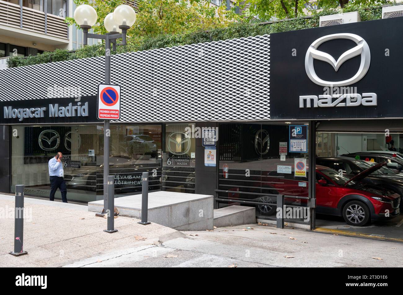 Madrid, Espagne. 16 octobre 2023. Un magasin de concessionnaire automobile officiel autorisé du constructeur automobile japonais Mazda Motor vu à Madrid. (Image de crédit : © Xavi Lopez/SOPA Images via ZUMA Press Wire) USAGE ÉDITORIAL SEULEMENT! Non destiné à UN USAGE commercial ! Banque D'Images