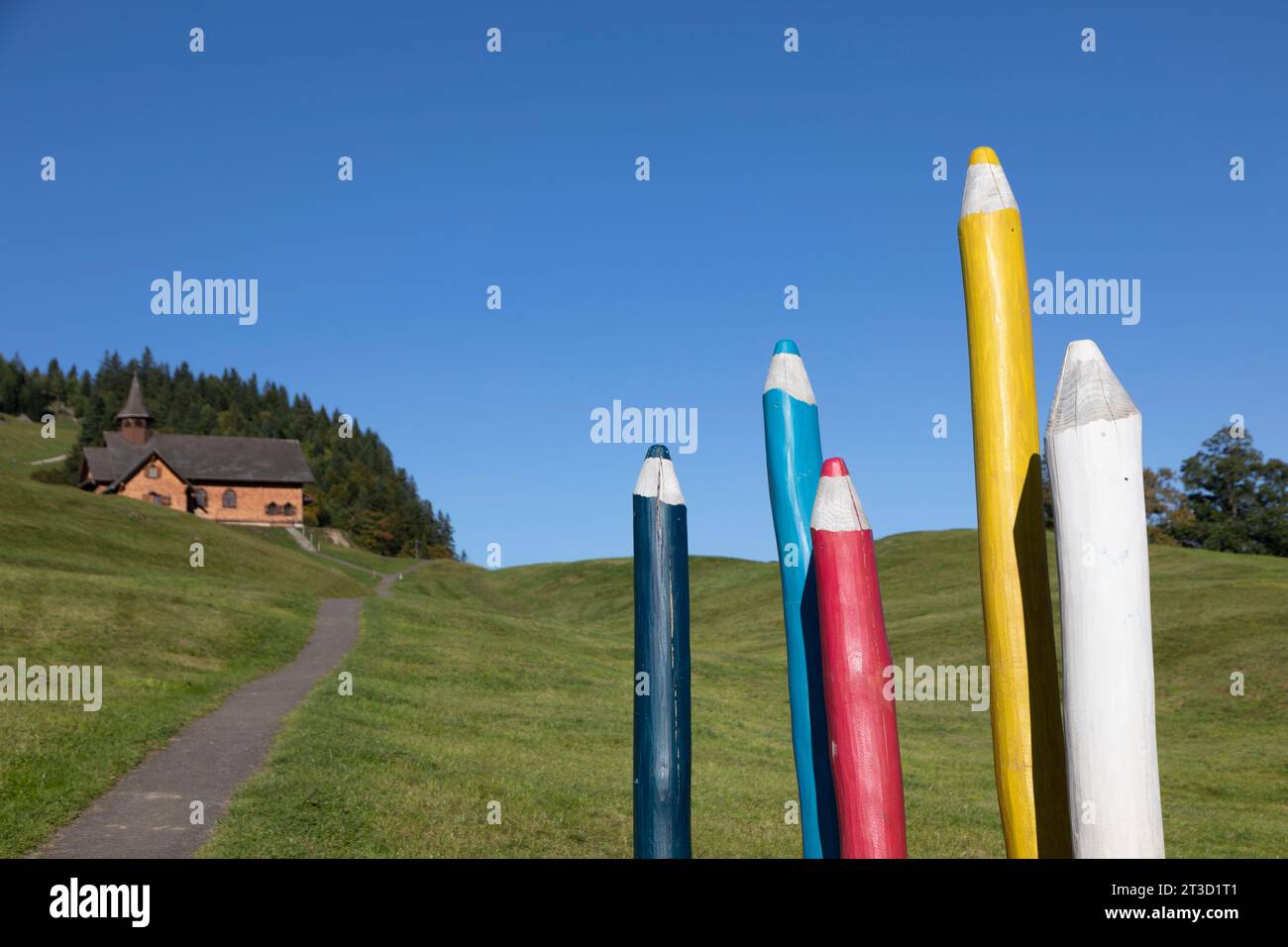 Sculpture au crayon de couleur en plein air dans une école, Stoos, Schwyz, Suisse Banque D'Images