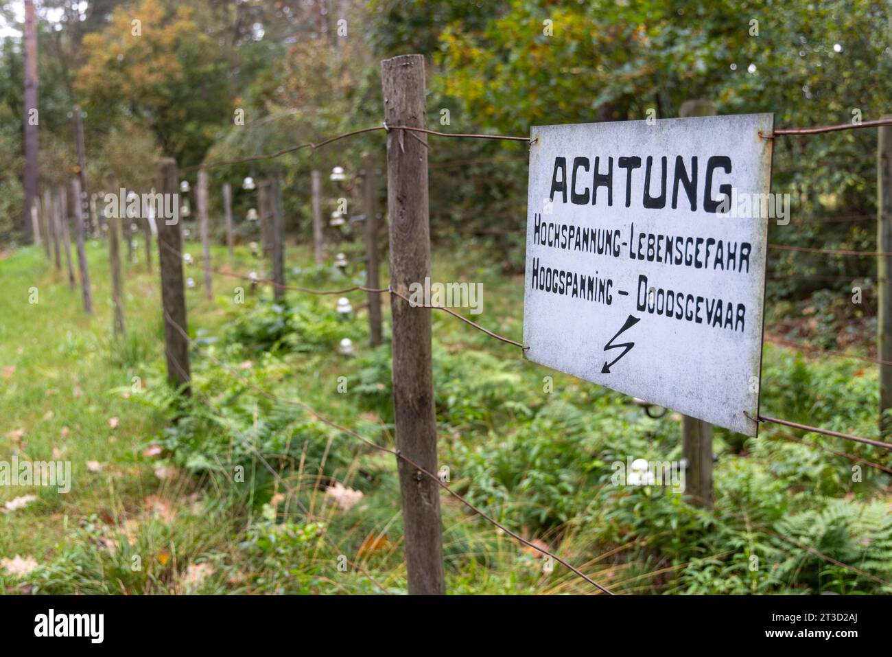 De Doodendraad près de Hamont-Achel, non loin d'Aquelse Kluis, à la frontière entre la Belgique et les pays-Bas avec panneau 'Achtung Hochspannung Lebensgefahr' Banque D'Images