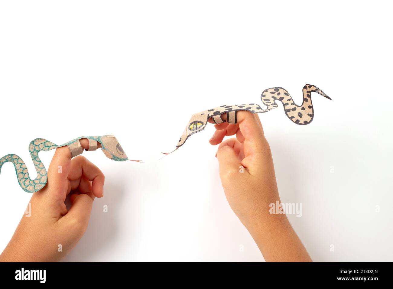 Un serpent ou dragon fait de papier recyclé, bricolage, tutoriel, art éducatif et artisanat pour les enfants, Banque D'Images