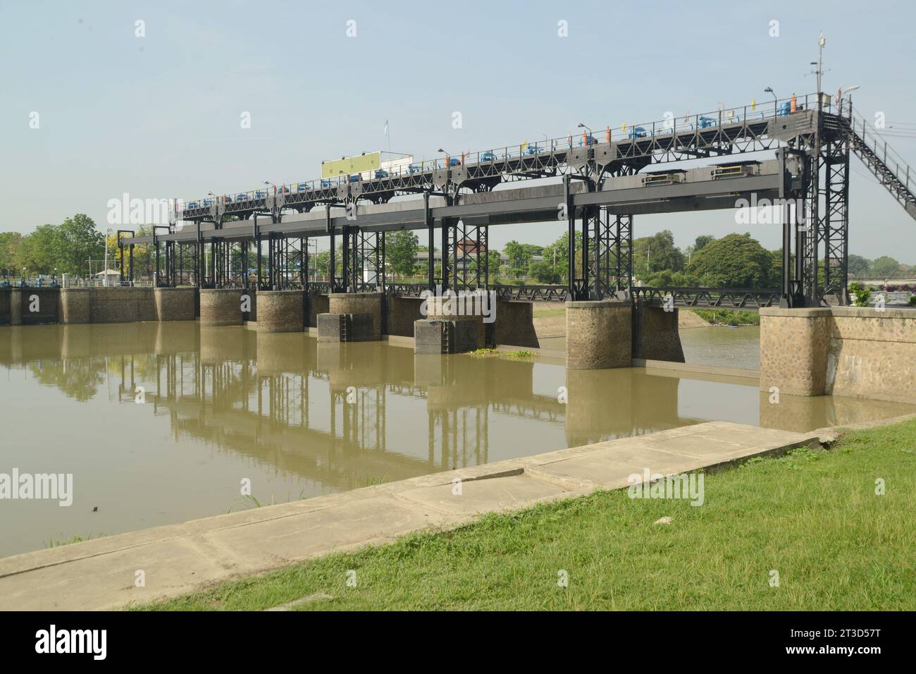 Barrage de Rama VI il est considéré comme le premier barrage d'irrigation en Thaïlande. Il a été construit en face de la rivière naturelle, la rivière Pa Sak. Banque D'Images