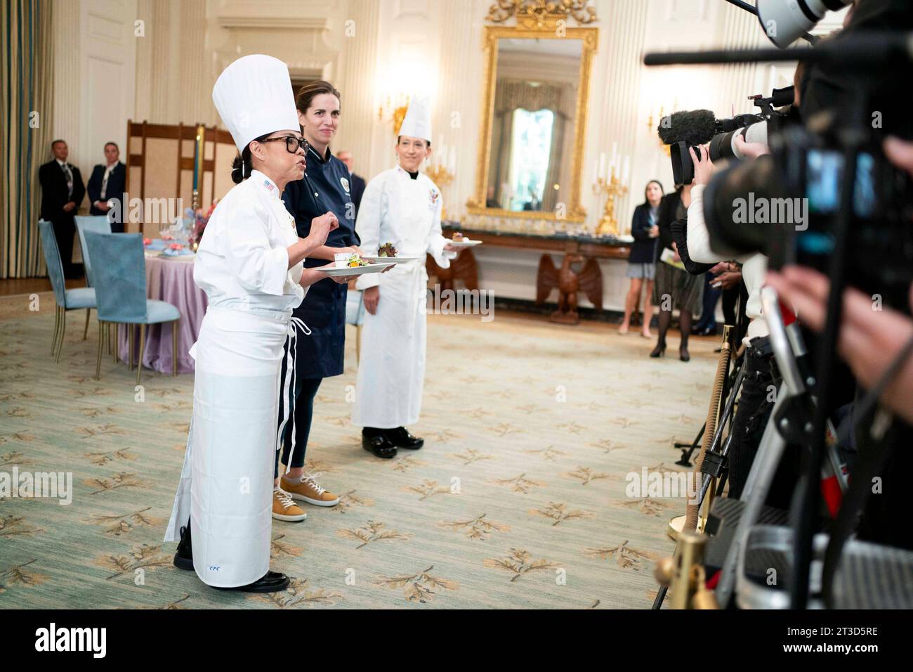 Washington, États-Unis. 24 octobre 2023. Le chef invité Katie Button et ses sous-chefs préservent le menu du dîner d'État en l'honneur du Premier ministre australien Anthony Albanese dans la salle à manger d'État de la Maison Blanche à Washington, DC, le mardi 24 octobre 2023. Photo Bonnie Cash/UPI crédit : UPI/Alamy Live News Banque D'Images