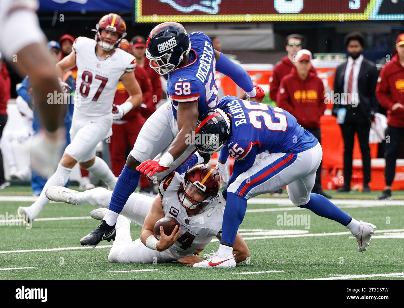 Le quarterback Sam Howell (14 ans) des commandants de Washington glisse pour gagner des yards contre les Giants de New York au MetLife Stadium à East Rutherford NJ le 22 octobre 2023 (Alyssa Howell/image of Sport) Banque D'Images