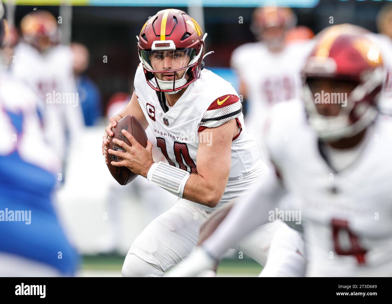 Le quarterback Sam Howell (14 ans) des commandants de Washington cherche à faire un laissez-passer pour un receveur ouvert au MetLife Stadium à East Rutherford NJ le 22 octobre 2023 (Alyssa Howell/image of Sport) Banque D'Images