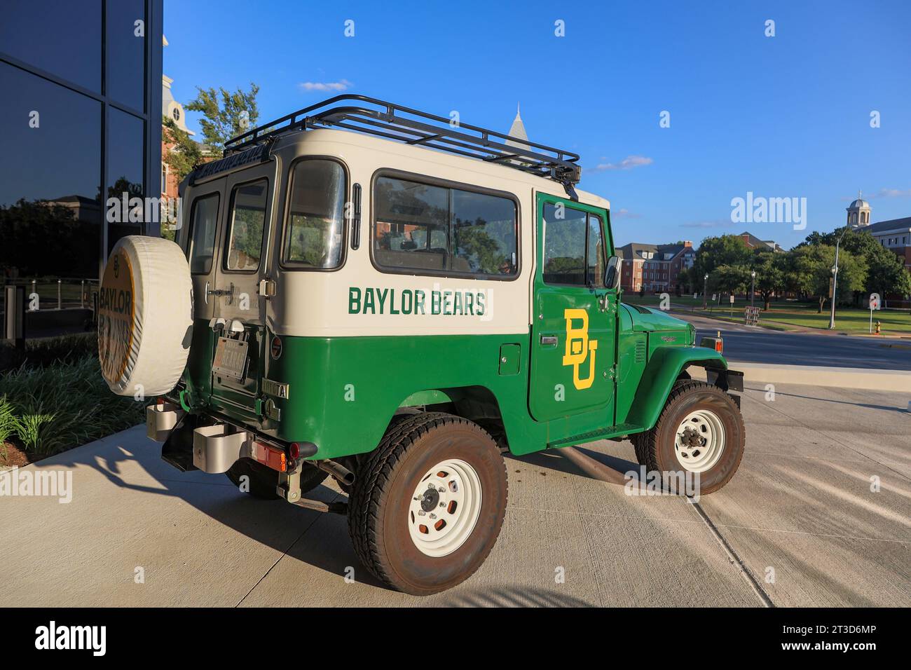 Waco, TX - 22 septembre 2023 : véhicule Toyota de l'Université Baylor décoré dans les couleurs Baylor Banque D'Images