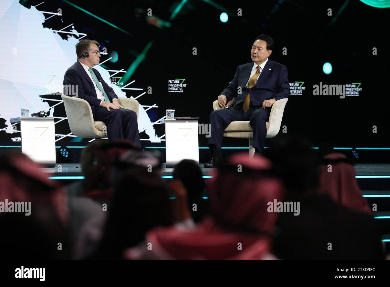 25 octobre 2023. Yoon participe au forum sur l'investissement en Arabie saoudite le président sud-coréen Yoon Suk Yeol (R), qui est en visite d'État en Arabie saoudite, prend la parole lors du forum annuel de l'Initiative sur l'investissement futur (FII) au King Abdul Aziz International Conference Center à Riyad le 24 octobre 2023. Crédit : Yonhap/Newcom/Alamy Live News Banque D'Images