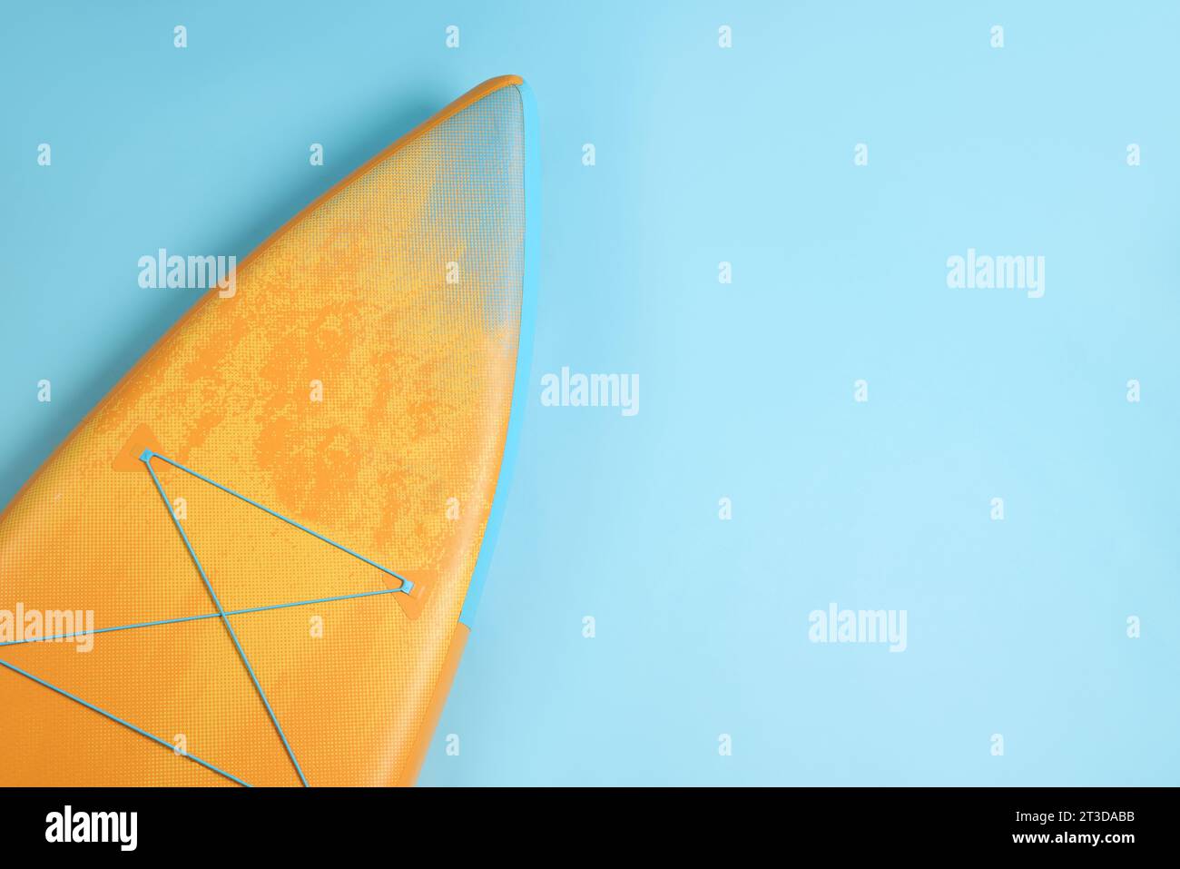 Une carte SUP sur fond bleu clair, vue de dessus avec espace pour le texte. Sports nautiques Banque D'Images Une carte SUP sur fond bleu clair, vue de dessus avec espace pour le texte. Sports nautiques Banque D'Images