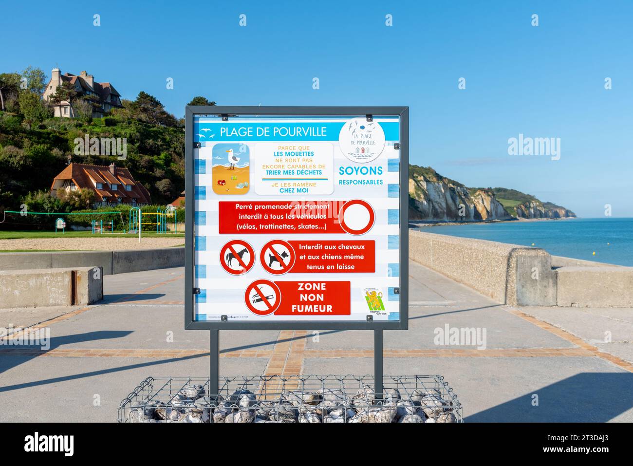 Panneau d'information sur la plage de Pourville, Normandie, France. Promenades interdites pour les vélos, scooters, skateboards, chevaux, chiens, fumeurs, et poubelles... Banque D'Images