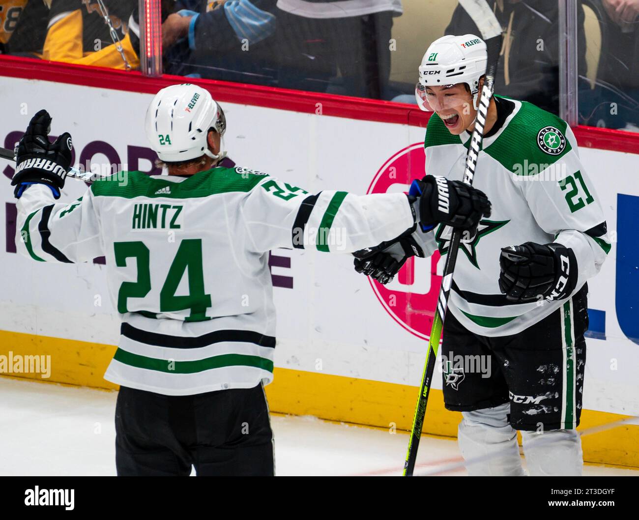 Pittsburgh, États-Unis. 24 octobre 2023. Roope Hintz (24), le centre des Stars de Dallas, célèbre avec Jason Robertson (21), l'aile gauche des Stars de Dallas, après le but de Jason Robertson en deuxième période au PPG Paints Arena de Pittsburgh, le mardi 24 octobre 2023. Photo d'Archie Carpenter/UPI crédit : UPI/Alamy Live News Banque D'Images