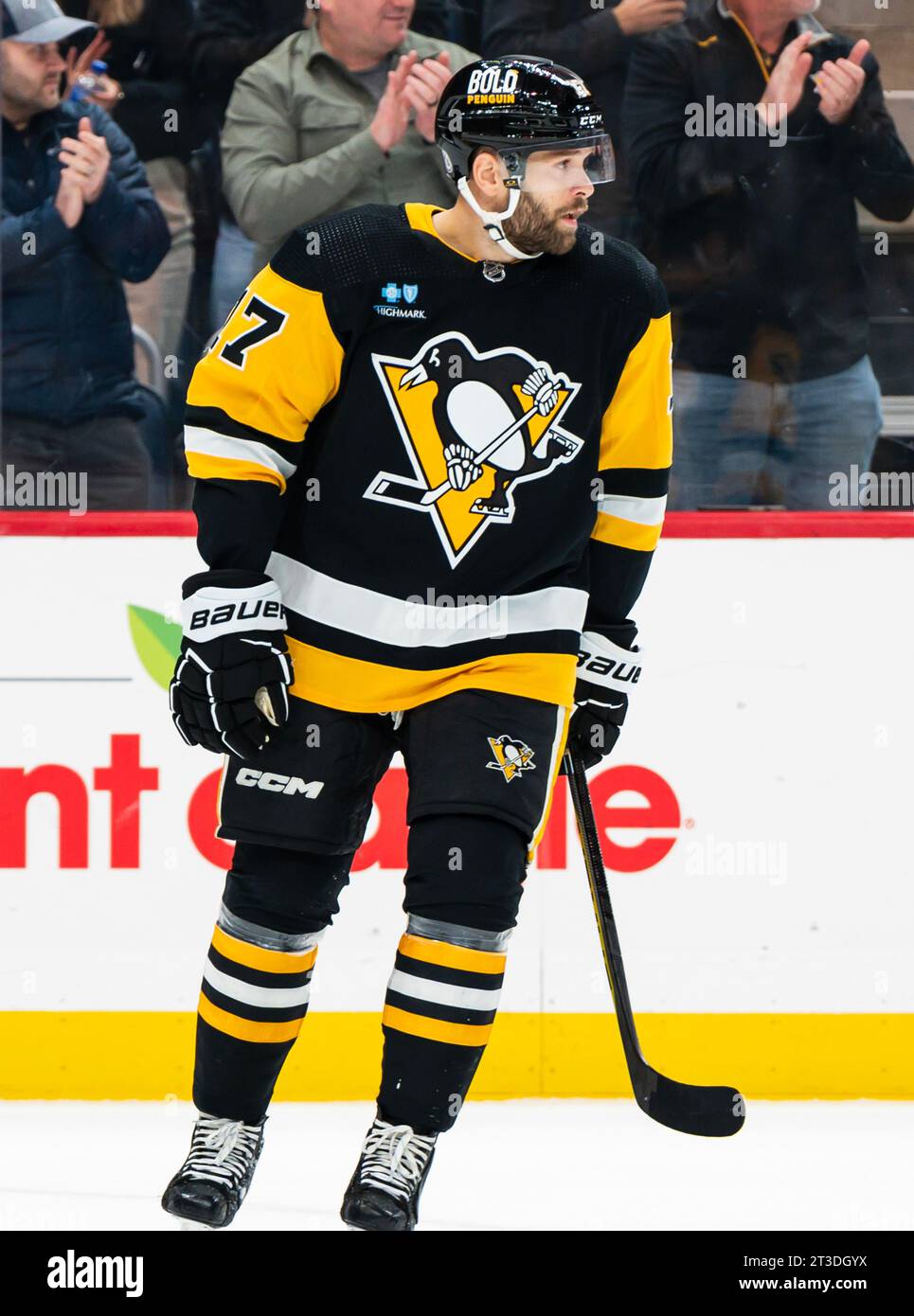 Pittsburgh, États-Unis. 24 octobre 2023. Bryan Rust (17), l’aile droite des Penguins de Pittsburgh, marque dans les secondes finales de la première période contre les Stars de Dallas au PPG Paints Arena de Pittsburgh, le mardi 24 octobre 2023. Photo d'Archie Carpenter/UPI crédit : UPI/Alamy Live News Banque D'Images