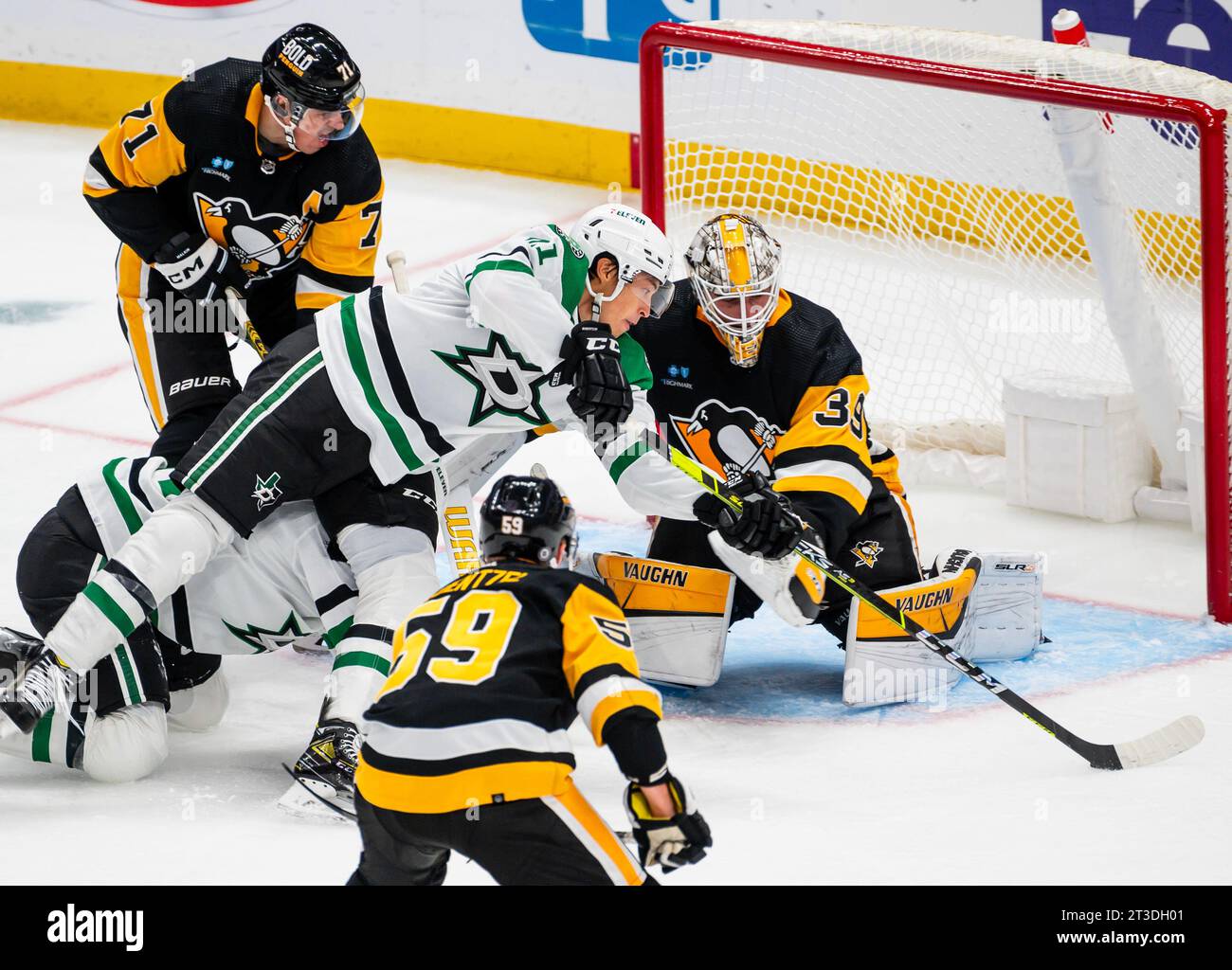 Pittsburgh, États-Unis. 24 octobre 2023. L'aile gauche des Stars de Dallas Jason Robertson (21) plonge sur son coéquipier et marque contre le gardien des Penguins de Pittsburgh Alex Nedeljkovic (39) lors de la deuxième période au PPG Paints Arena à Pittsburgh le mardi 24 octobre 2023. Photo d'Archie Carpenter/UPI crédit : UPI/Alamy Live News Banque D'Images