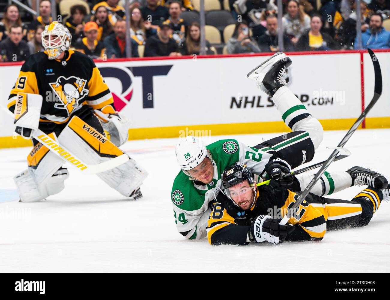 Pittsburgh, États-Unis. 24 octobre 2023. Le défenseur des Penguins de Pittsburgh Marcus Pettersson (28) entre en collision avec le centre des Stars de Dallas Roope Hintz (24) lors de la première période contre les Stars de Dallas au PPG Paints Arena de Pittsburgh le mardi 24 octobre 2023. Photo d'Archie Carpenter/UPI crédit : UPI/Alamy Live News Banque D'Images