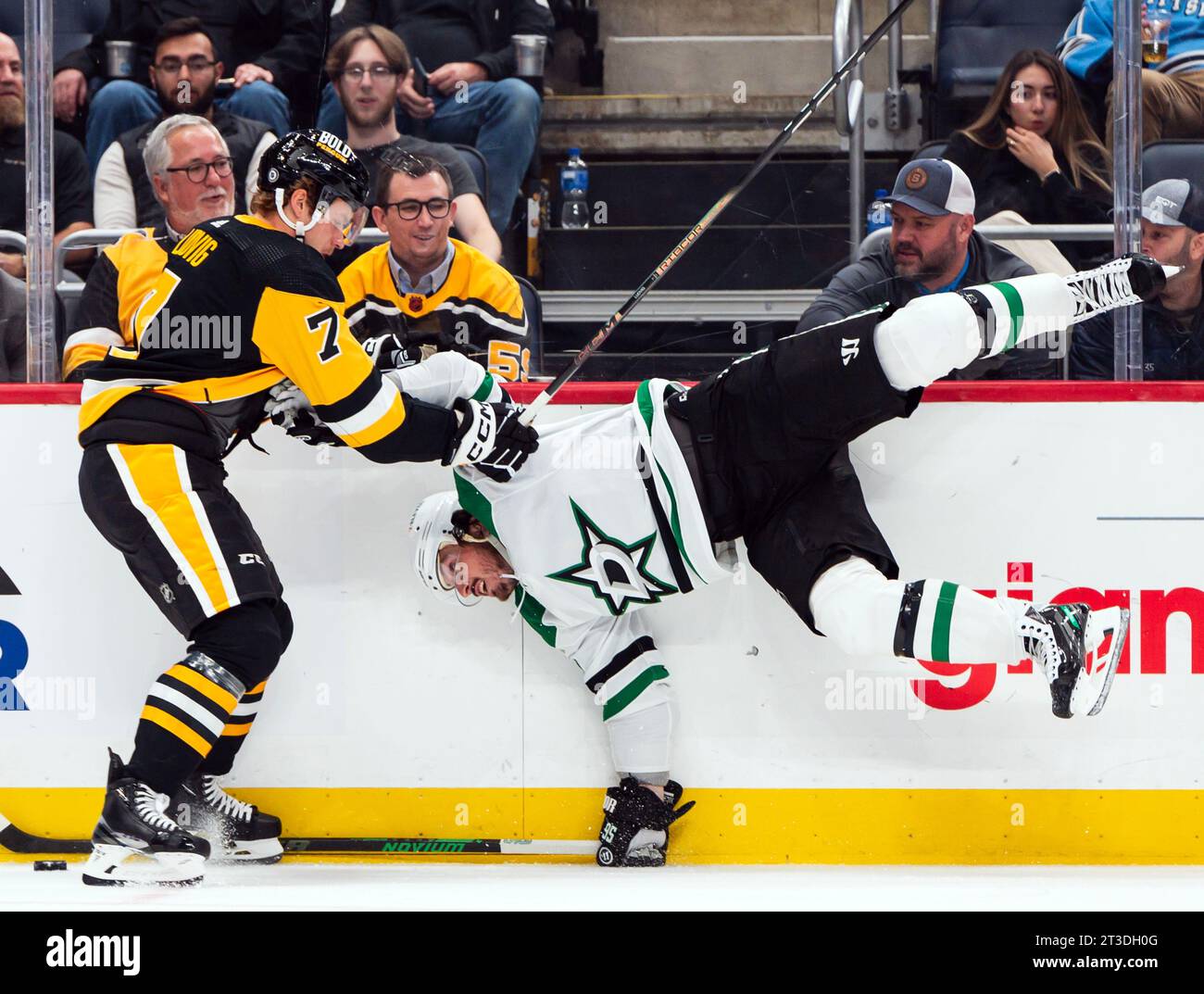 Pittsburgh, États-Unis. 24 octobre 2023. Le défenseur des Penguins de Pittsburgh John Ludvig (7) vérifie le centre des Stars de Dallas Joe Pavelski (16) lors de la première période au PPG Paints Arena à Pittsburgh le mardi 24 octobre 2023. Photo d'Archie Carpenter/UPI crédit : UPI/Alamy Live News Banque D'Images