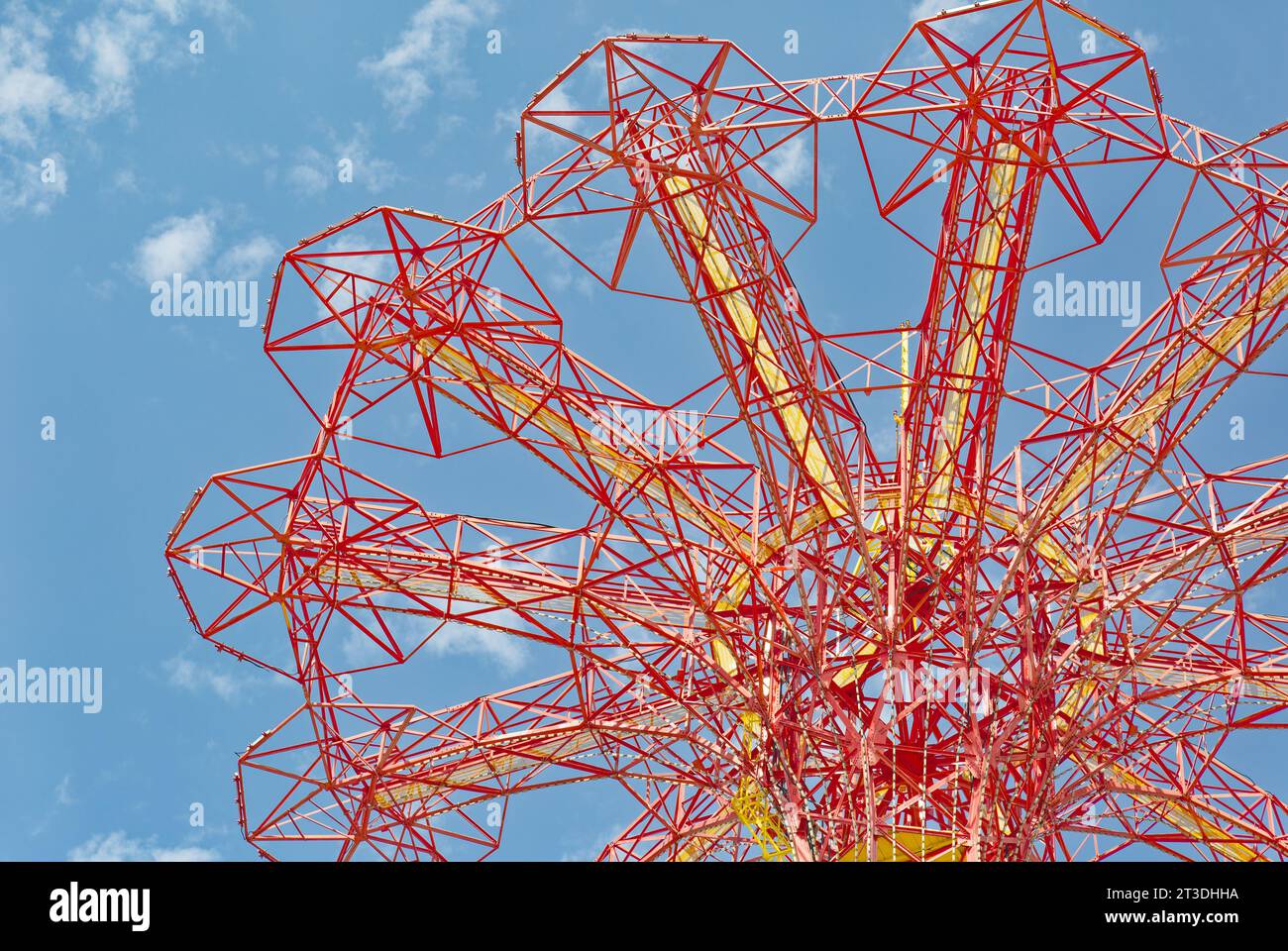 Parachutes disparus depuis longtemps, la tour parachute Jump domine toujours la Skyline de Coney Island. Le repère rouge vif est éclairé la nuit. Banque D'Images