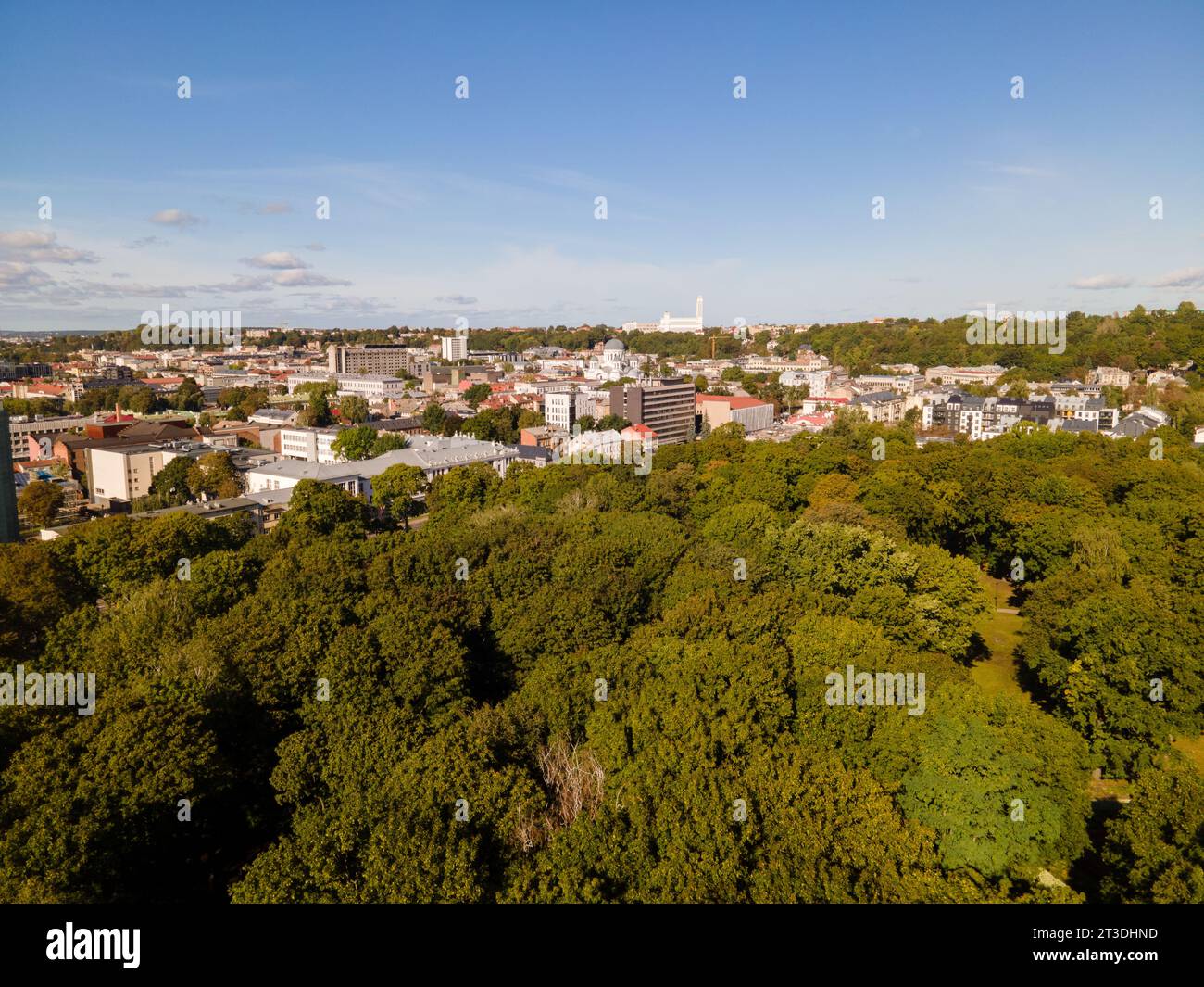 Une vue aérienne d'une ville animée, avec un vaste paysage forestier : parc de chênes à Kaunas, Lituanie Banque D'Images