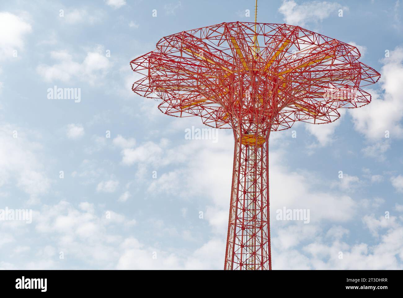 Parachutes disparus depuis longtemps, la tour parachute Jump domine toujours la Skyline de Coney Island. Le repère rouge vif est éclairé la nuit. Banque D'Images