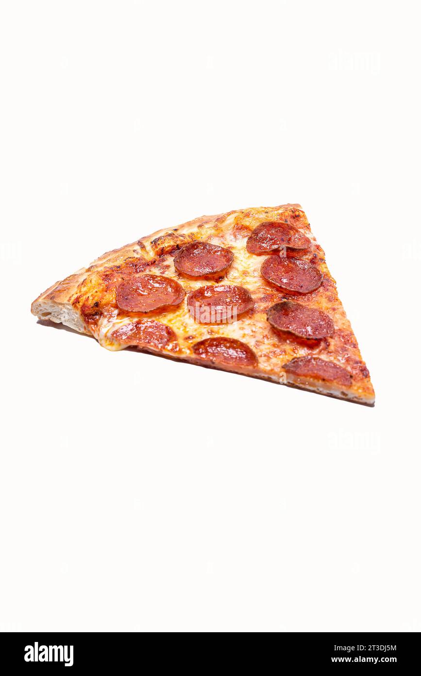 Tranche de pizza au pepperoni, sur fond blanc Banque D'Images Tranche de pizza au pepperoni, sur fond blanc Banque D'Images