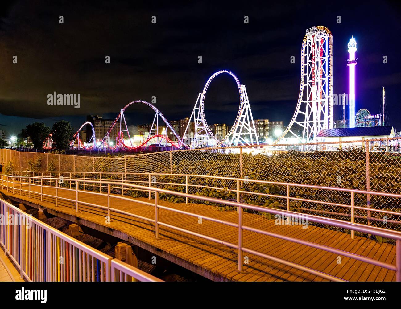 Thunderbolt n'est pas aussi célèbre que Cyclone de Coney Island, mais les montagnes russes en acier sont pleines de punch : regardez simplement la terreur et la joie dans les visages des coureurs. Banque D'Images