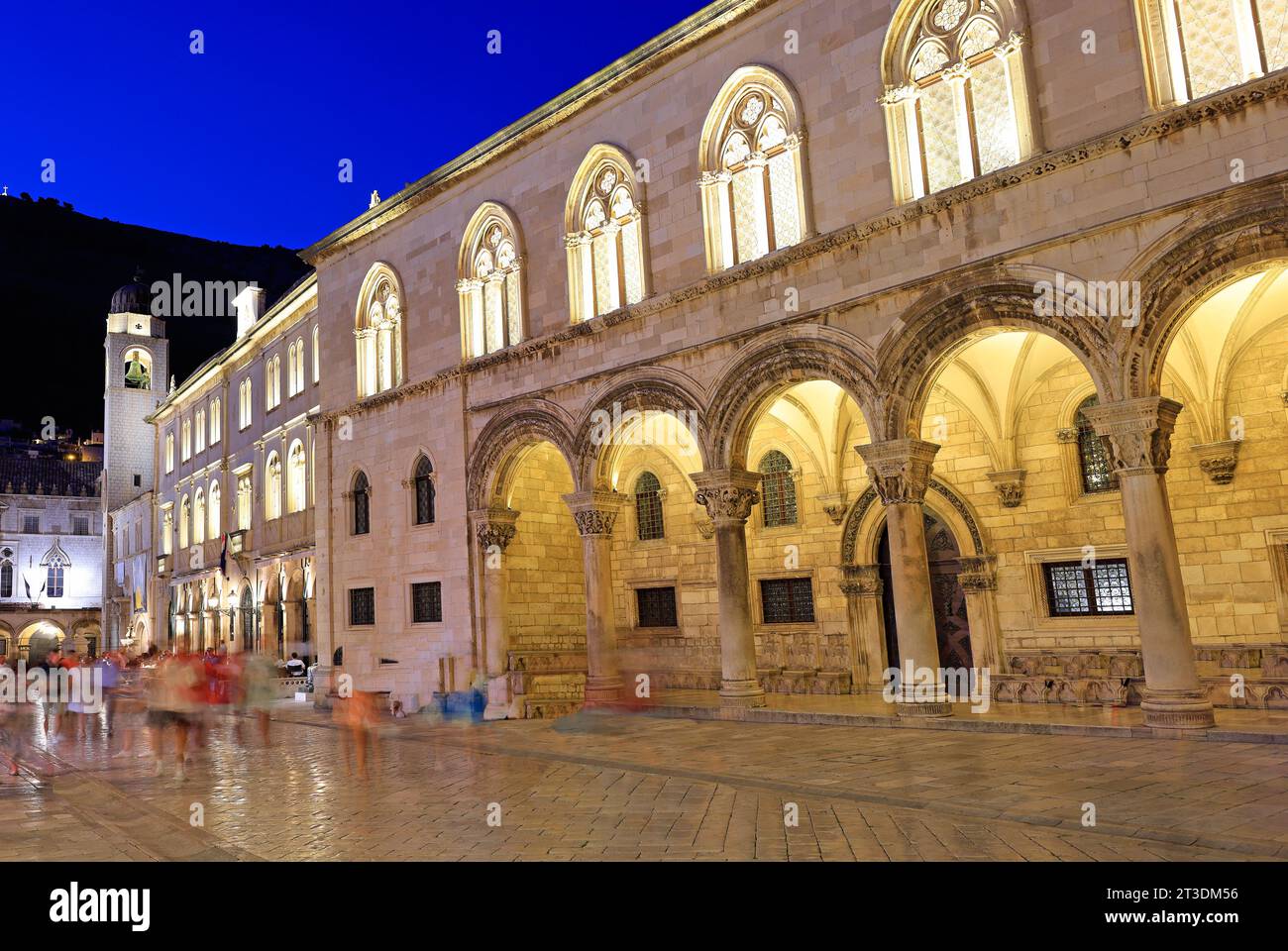 Ancienne rue de Dubrovnik illuminée au crépuscule avec Palais du recteur au premier plan, Croatie Banque D'Images