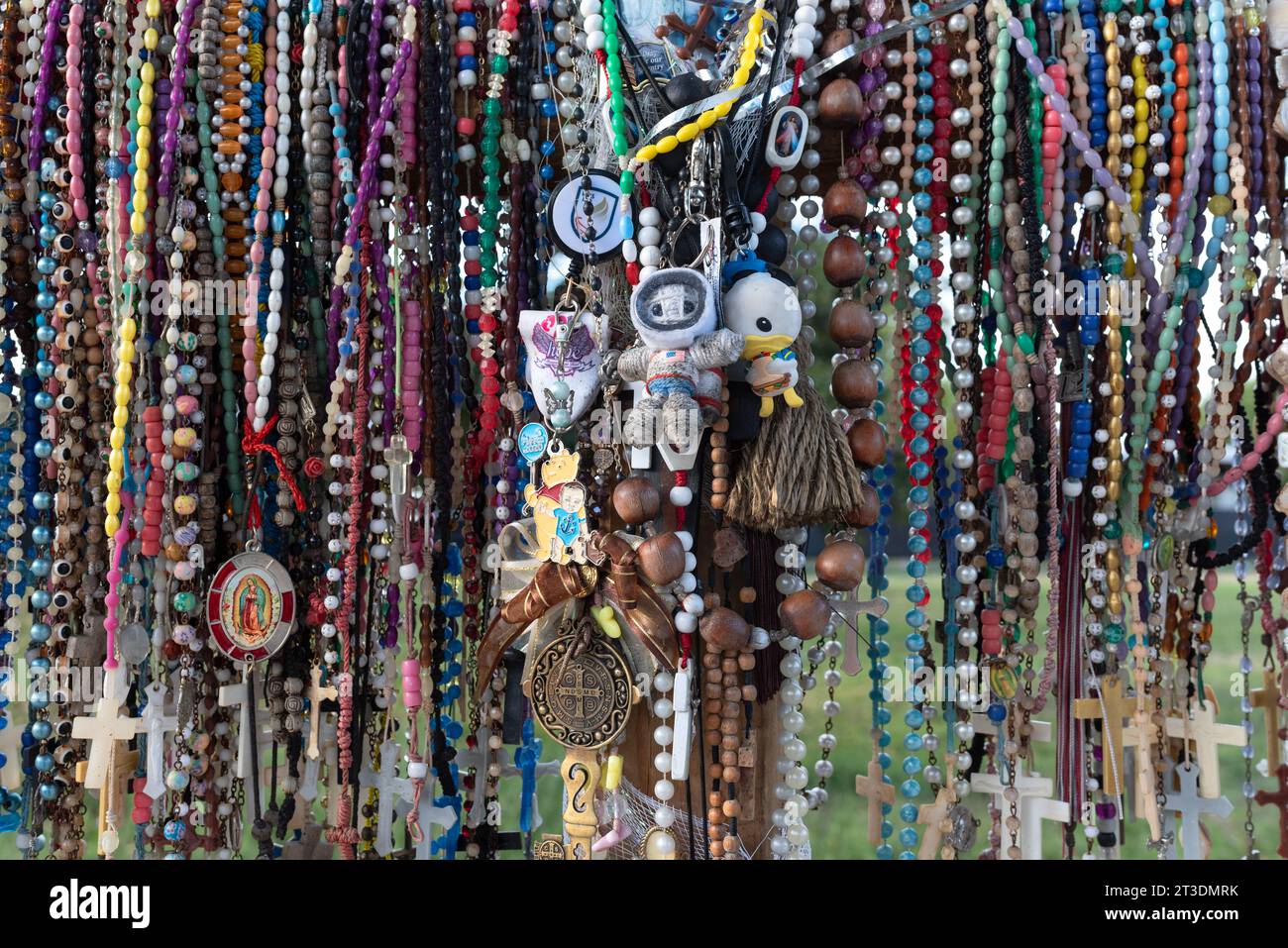 Gros plan de chapelets, de momentos et de médaillons suspendus à une croix, honorant les victimes de la fusillade de l'école de 2022 à Robb Elementary, Uvalde, Texas. Banque D'Images Gros plan de chapelets, de momentos et de médaillons suspendus à une croix, honorant les victimes de la fusillade de l'école de 2022 à Robb Elementary, Uvalde, Texas. Banque D'Images