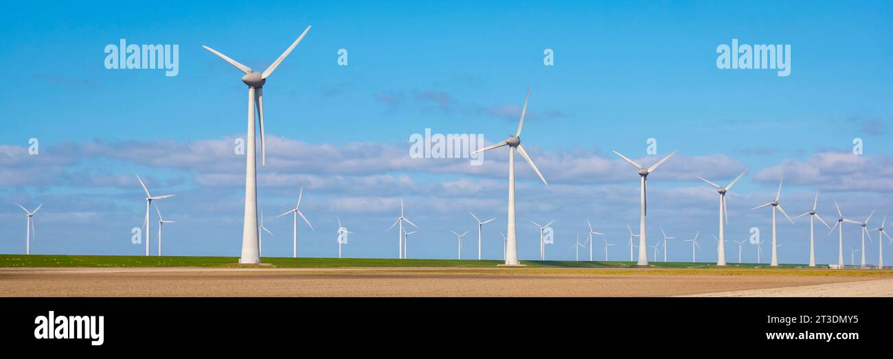 Parc éolien sur la digue du lac Ijsselmeer, vue aérienne drone de turbines éoliennes générant de l'énergie verte, moulins à vent aux pays-Bas. Banque D'Images