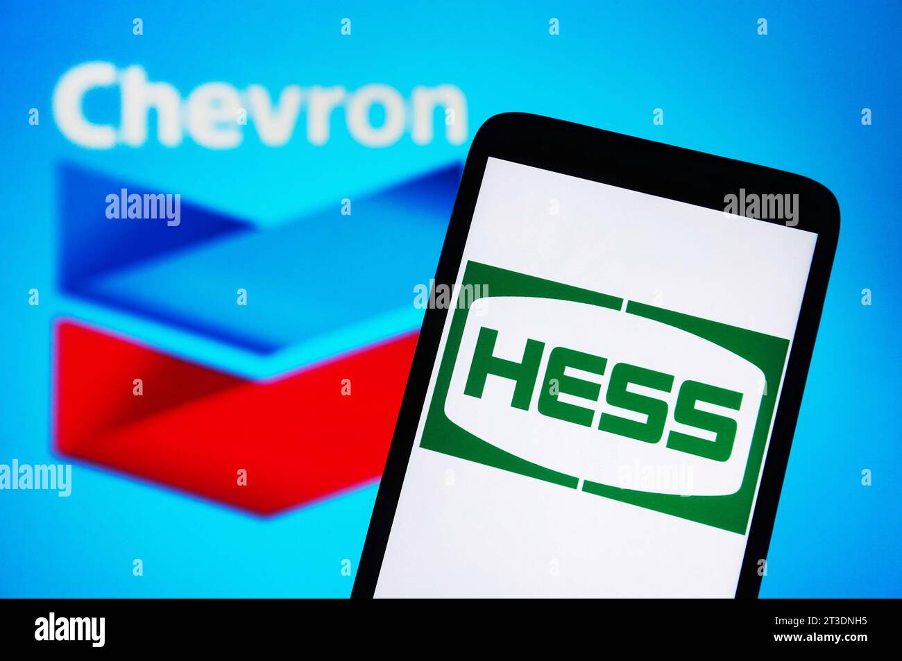 Ukraine. 25 octobre 2023. Sur cette photo, le logo Hess Corporation est visible sur un smartphone et le logo Chevron sur un écran de pc. Crédit : SOPA Images Limited/Alamy Live News Banque D'Images