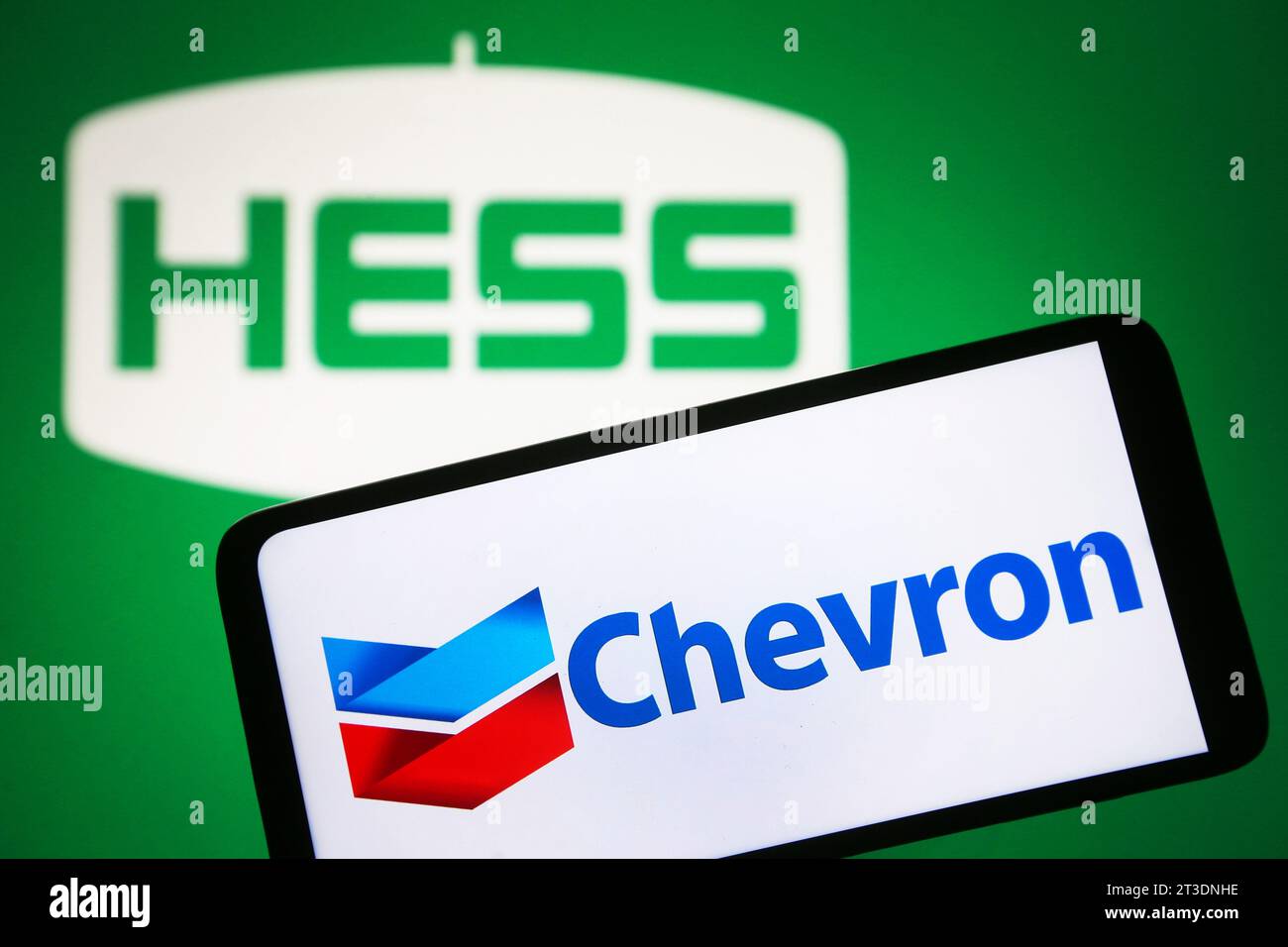 Ukraine. 25 octobre 2023. Dans cette illustration photo, le logo Chevron est visible sur un smartphone et le logo Hess Corporation sur un écran de pc. Crédit : SOPA Images Limited/Alamy Live News Banque D'Images
