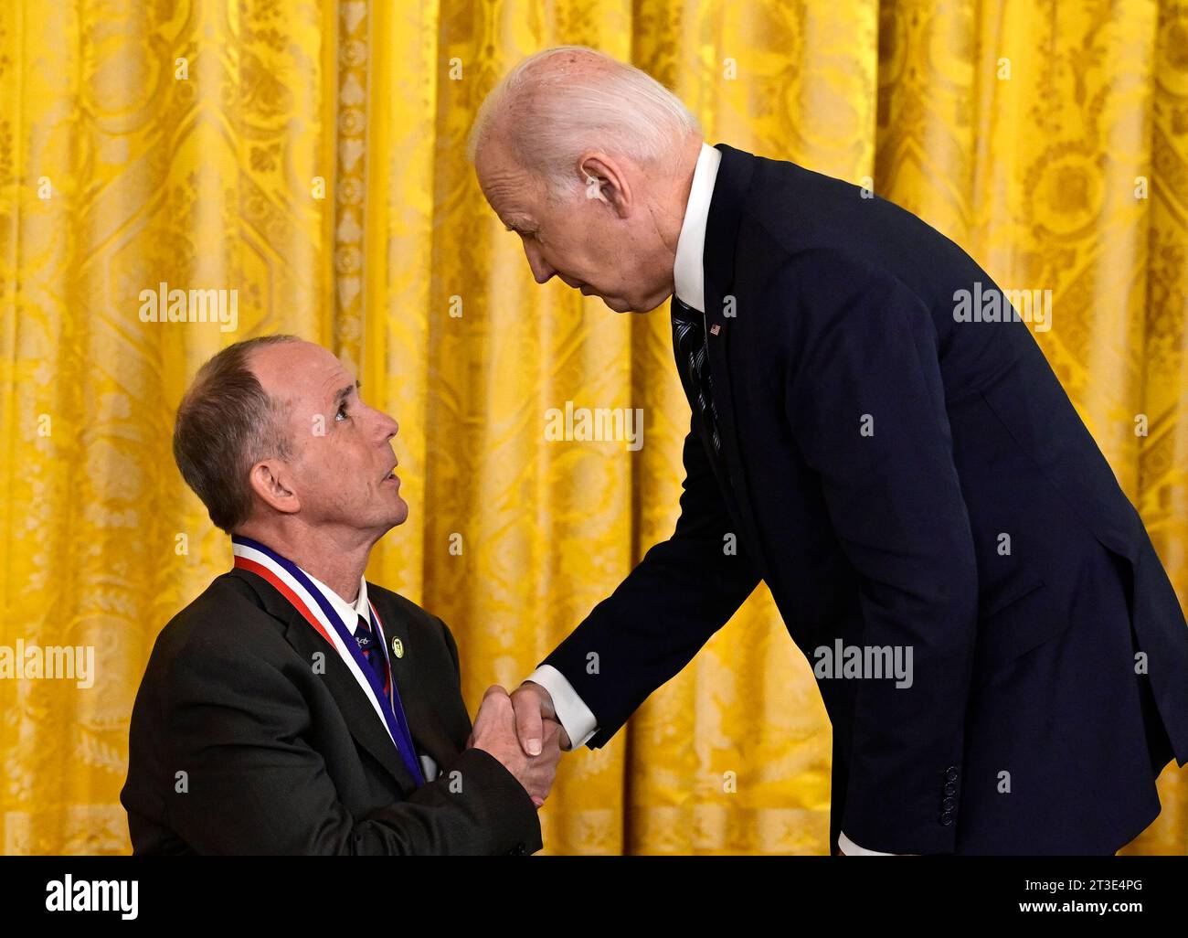 Le président des États-Unis Joe Biden remet la Médaille nationale de la technologie et de l'innovation à Rory A. Cooper, de l'Université de Pittsburgh, lors d'une cérémonie dans la salle est de la Maison Blanche à Washington, DC, le mardi 24 octobre 2023. Crédit : Ron Sachs/CNP Banque D'Images