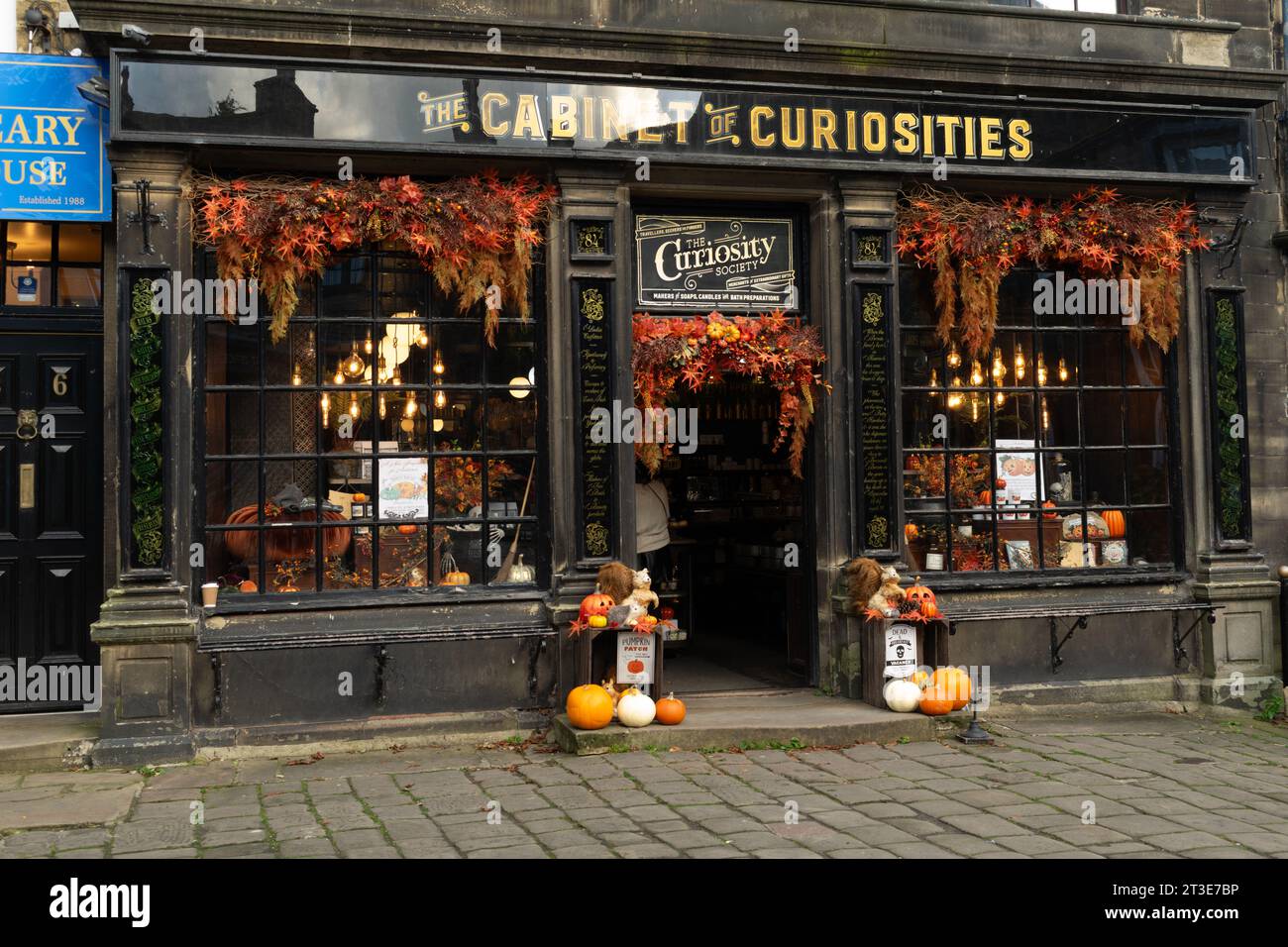 Boutique de cadeaux Cabinet of Curiosities avec décoration Halloween. Haworth, West Yorkshire, Royaume-Uni. Banque D'Images