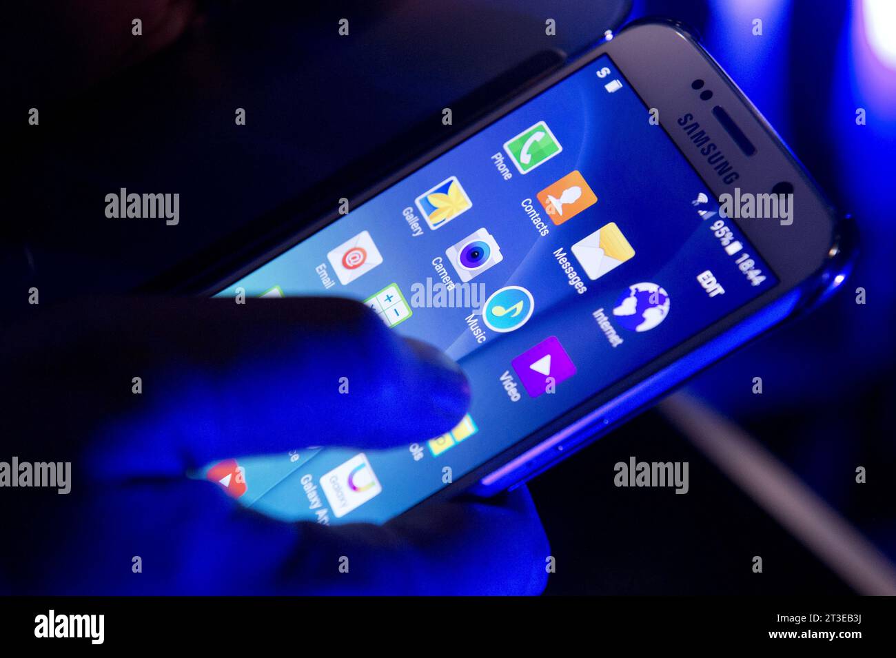 Photo de dossier datée du 01/03/2015 d'une personne utilisant un smartphone, alors que des milliers de personnes souffrant d'insuffisance cardiaque peuvent maintenant être traitées à domicile alors que le NHS continue d'étendre son utilisation des salles virtuelles pour libérer des lits d'hôpital. Banque D'Images