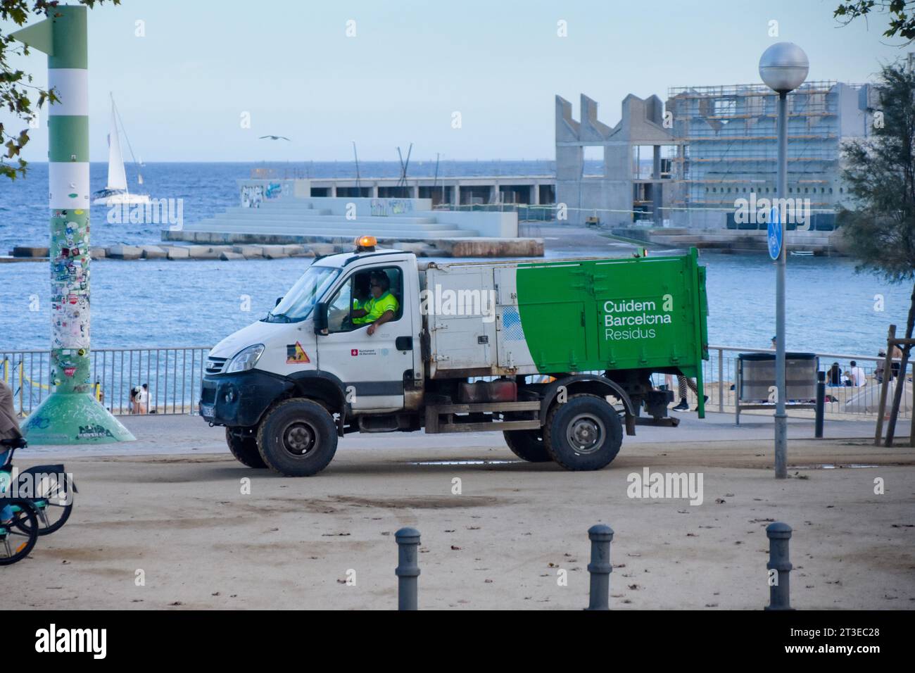 Services municipaux, collecte de recyclage. Camion municipal de gestion des déchets à la plage. Barcelone, Catalogne, Espagne. Banque D'Images