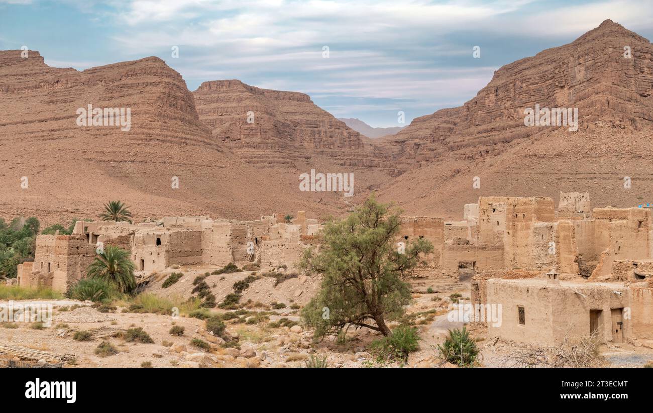 Maisons traditionnelles marocaines en argile avec des toits plats, de hauts murs en argile et de petites fenêtres dans la gorge de montagne de l'Atlas près de la rivière Ziz, Maroc Banque D'Images
