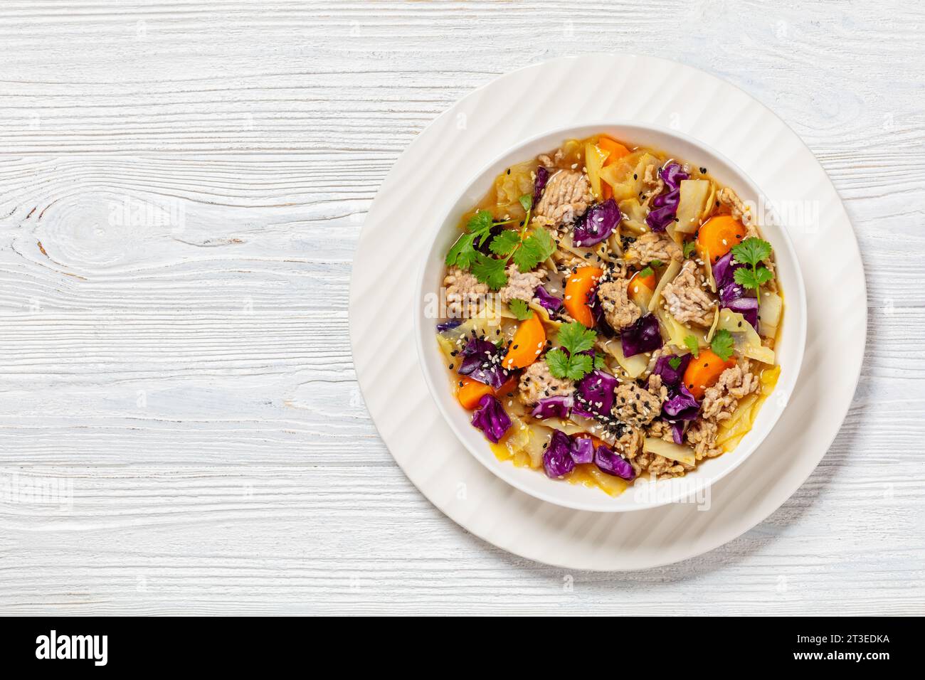 soupe au chou roulé aux œufs avec du porc haché et des légumes dans un bol blanc sur une table en bois blanc, cuisine asiatique, vue horizontale d'en haut, plat, s gratuits Banque D'Images